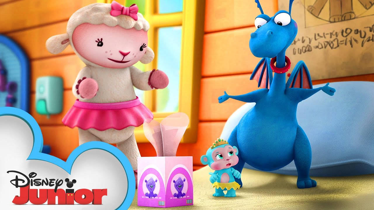 Doc Mcstuffins 桌布 壁紙 — 一隻穿著粉紅色芭蕾舞裙的開心動畫小羊，與一條藍色龍和一隻小猴子在色彩繽紛的卡通房間裡跳舞。