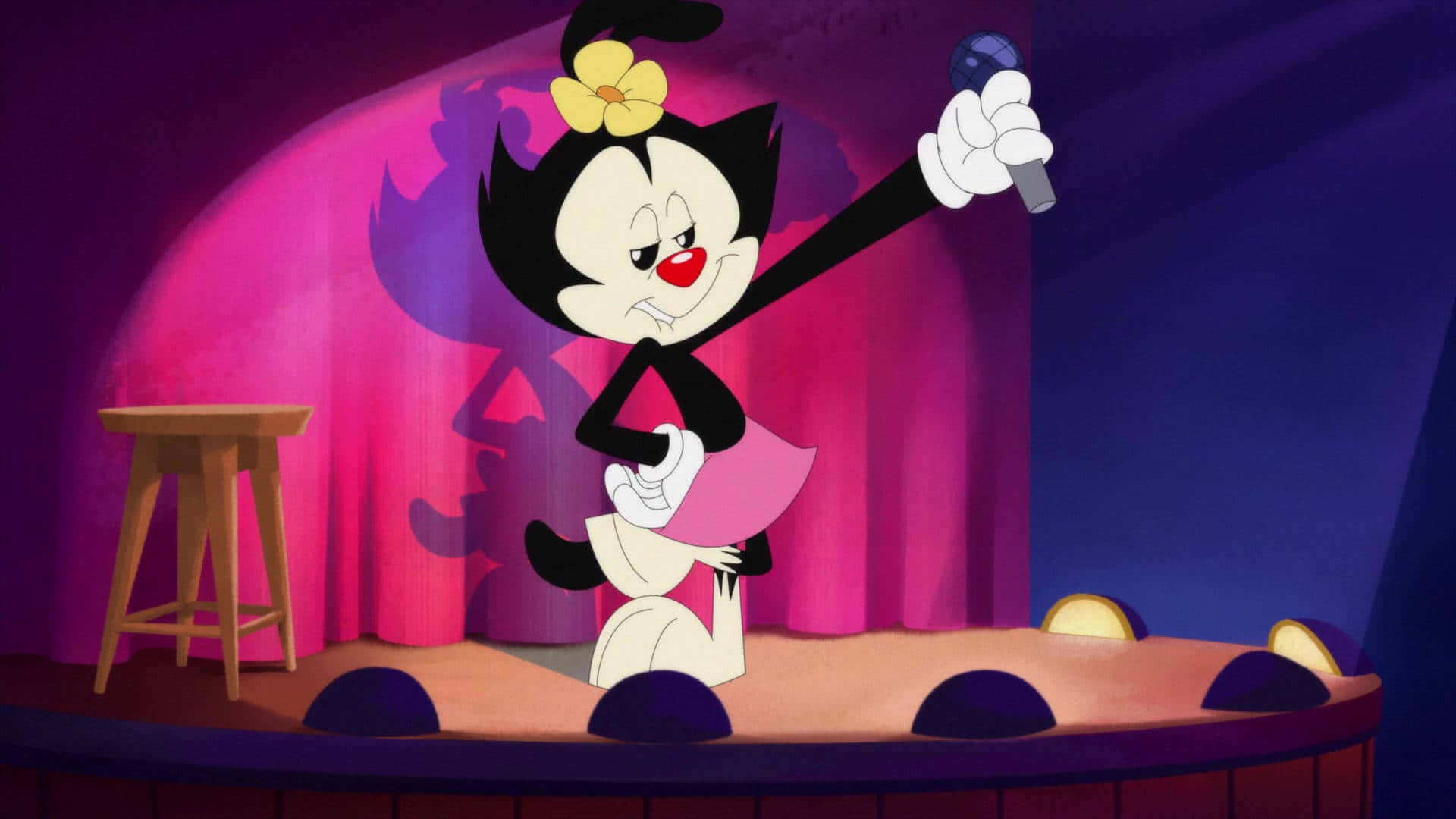 Animaniacs 桌布 壁紙 — 一隻穿著粉紅色連衣裙的卡通貓歌手在紫色聚光燈下拿著麥克風在舞台上表演。