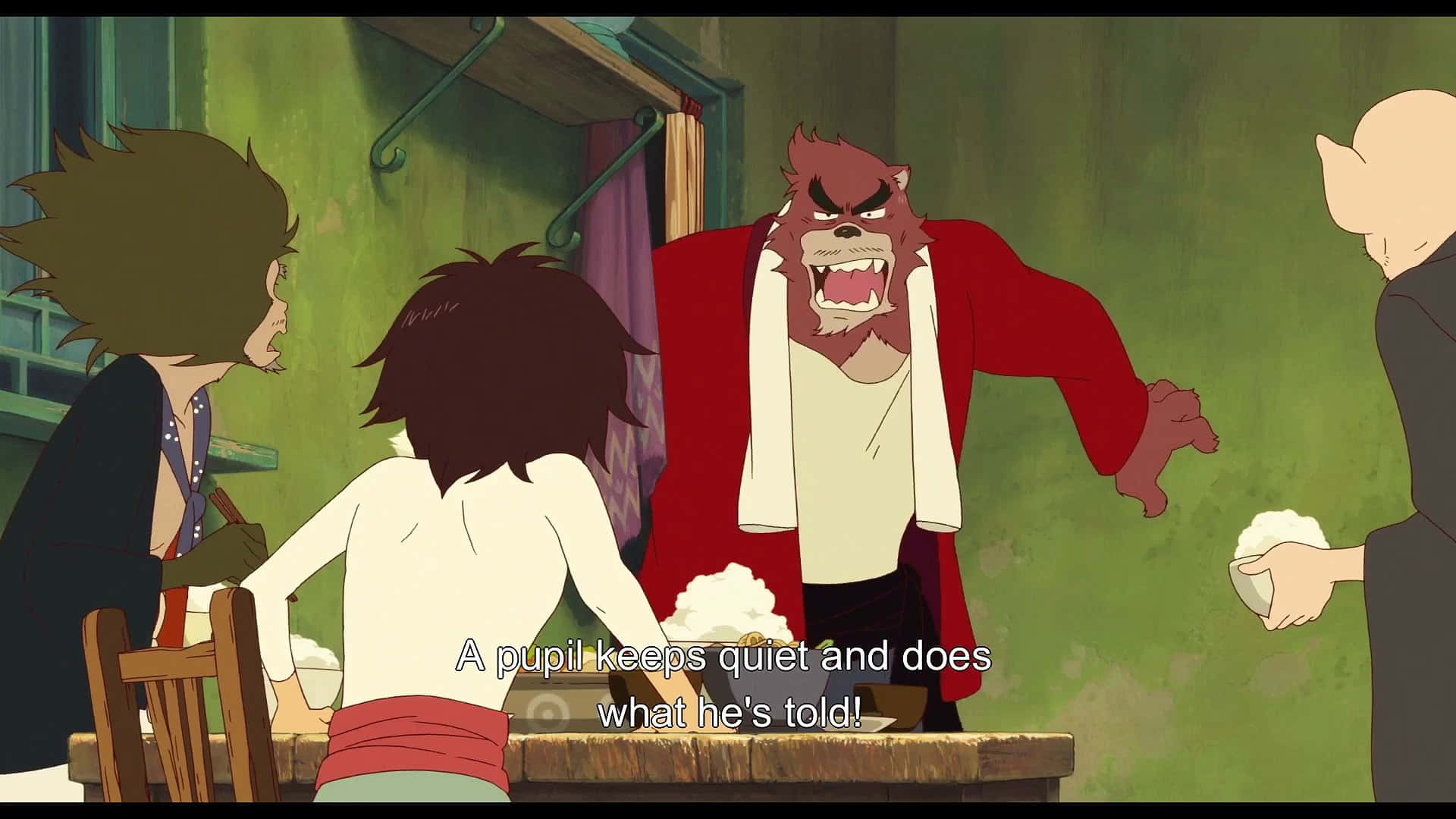 The Boy And The Beast 桌布 壁紙 — 一隻穿著紅色外套的憤怒狼人在一個光線昏暗、綠色牆壁和木製家具的教室裡向兩名學生咆哮。