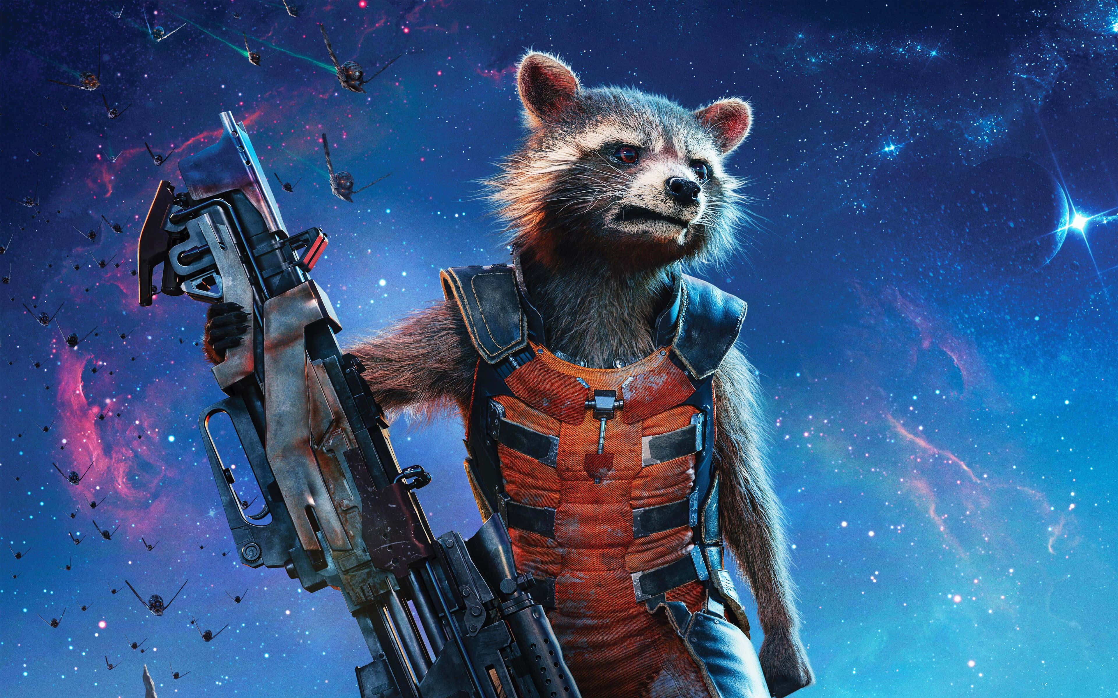 Guardians Of The Galaxy 2 桌布 壁紙 — 一隻穿著紅色背心的浣熊，在充滿星星和星雲的鮮豔宇宙背景下，手持一把大型槍支。
