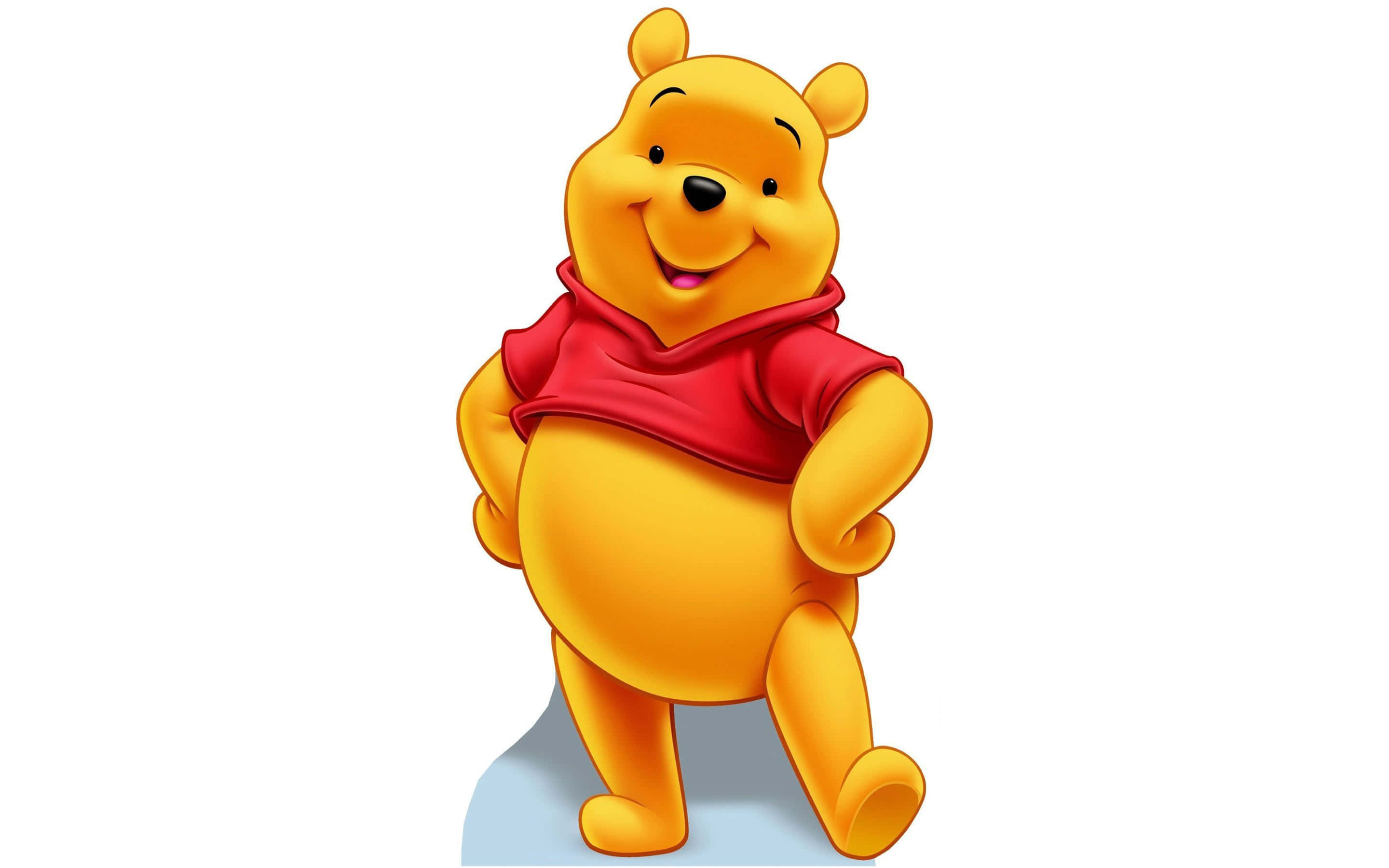 Winnie The Pooh Desktop 桌布 壁紙 — 一隻穿著紅色襯衫的快樂黃色卡通熊，在純白色背景前微笑站立。