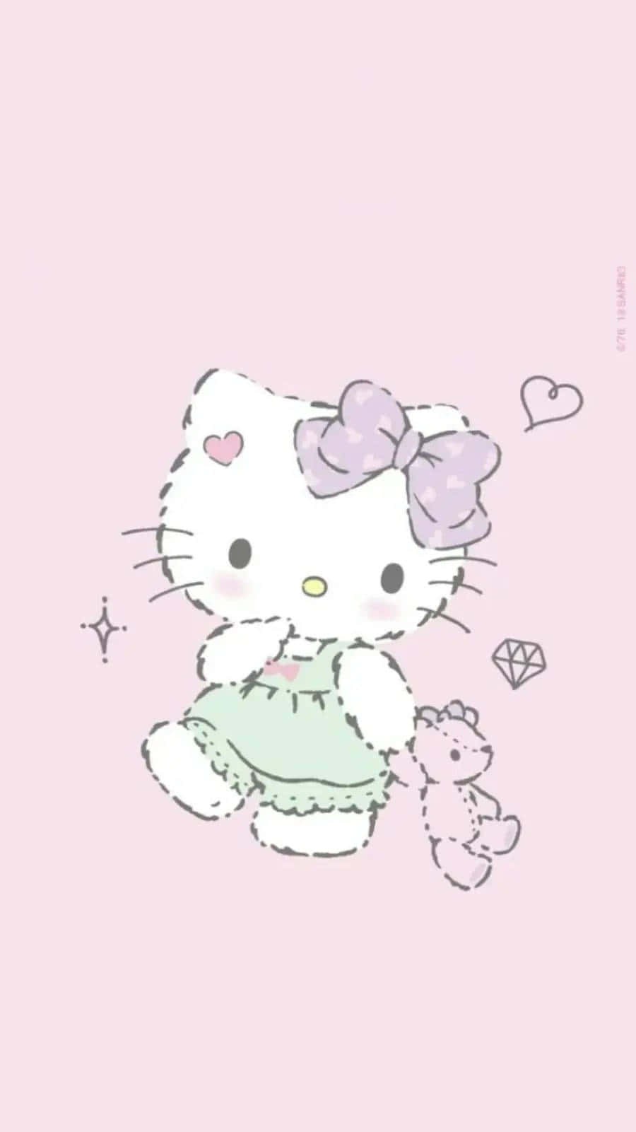 sanrio 桌布 壁紙 — 一隻穿著綠色連衣裙、戴著紫色蝴蝶結的可愛卡通貓咪，在柔和的粉紅色背景前抱著一隻泰迪熊。