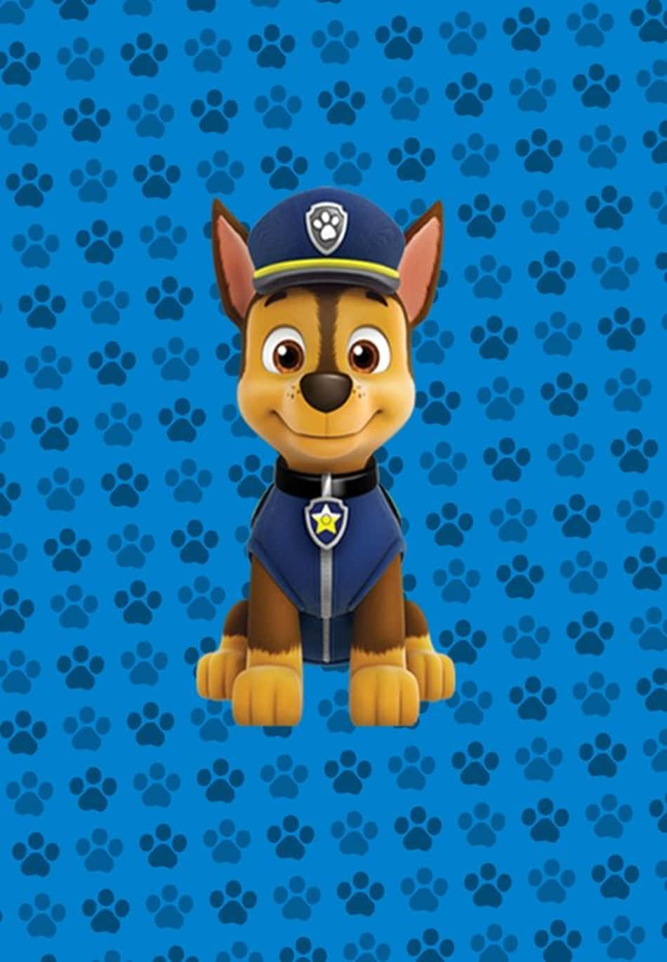 Chase Paw Patrol 桌布 壁紙 — 一隻穿著藍色制服、開心的卡通警犬坐在帶有深色爪印圖案的藍色背景前。