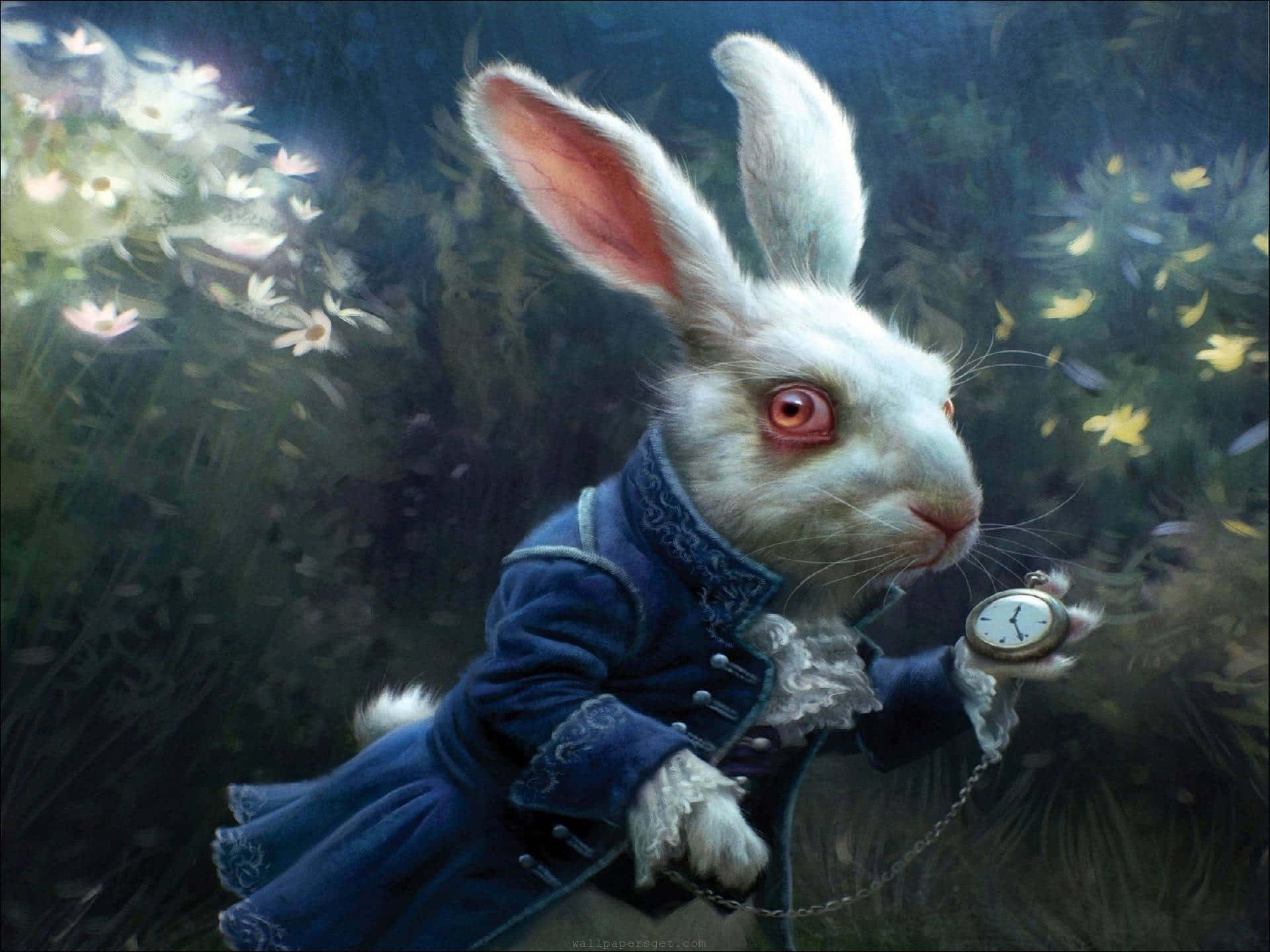 Alice Wonderland Aesthetic 桌布 壁紙 — 一隻穿著藍色外套的白兔在黑暗森林中，於發光的花朵間拿著懷錶。