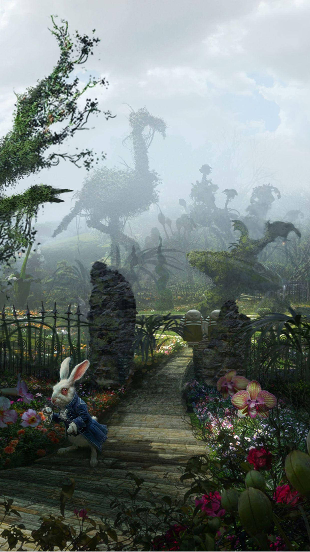Alice In Wonderland Phone 桌布 壁紙 — 一隻穿著藍色外套的白兔沿著石徑走過一個迷霧籠罩的魔法花園，園中有巨大的植物和超現實的扭曲樹木。