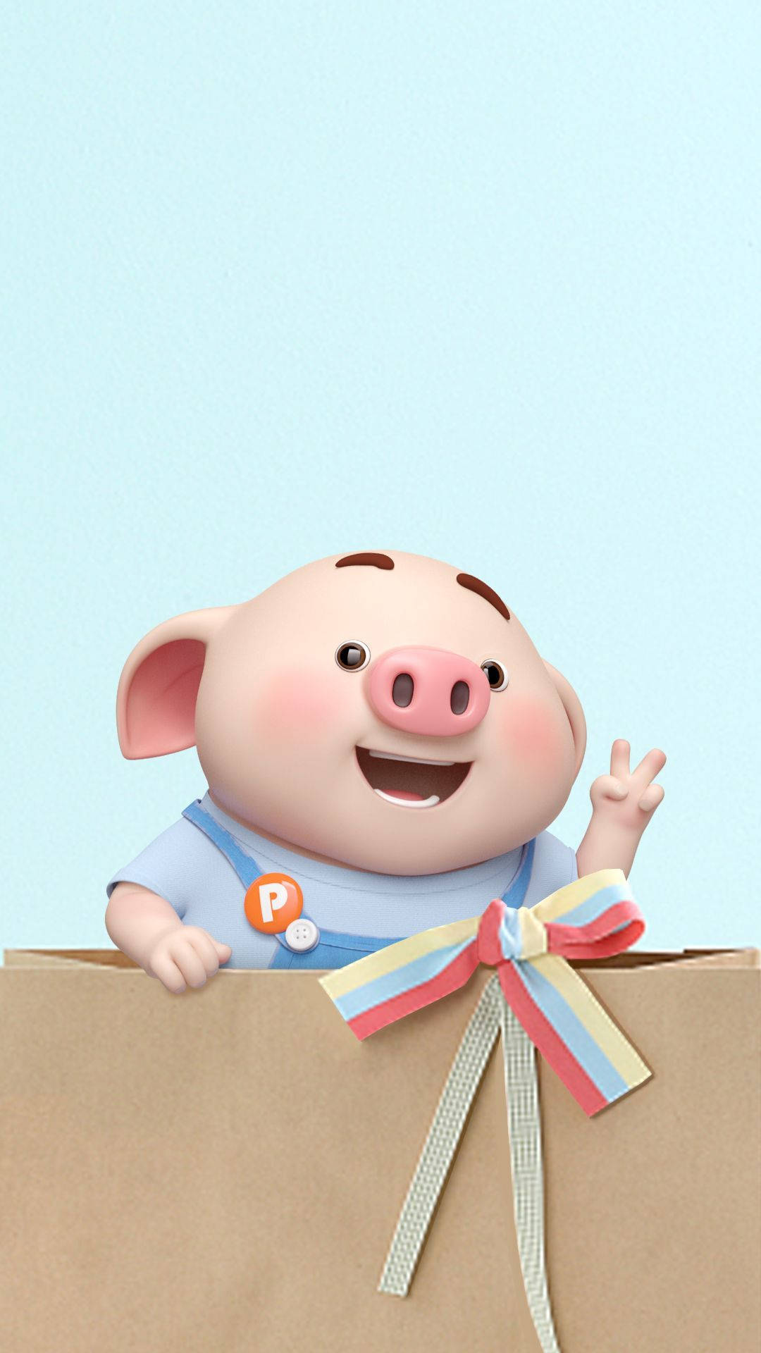 Piglet 桌布 壁紙 — 一隻穿著藍色襯衫和工裝褲的快樂卡通豬，在淺藍色背景上，從一個繫著彩虹絲帶的棕色禮物盒上方探出頭來。