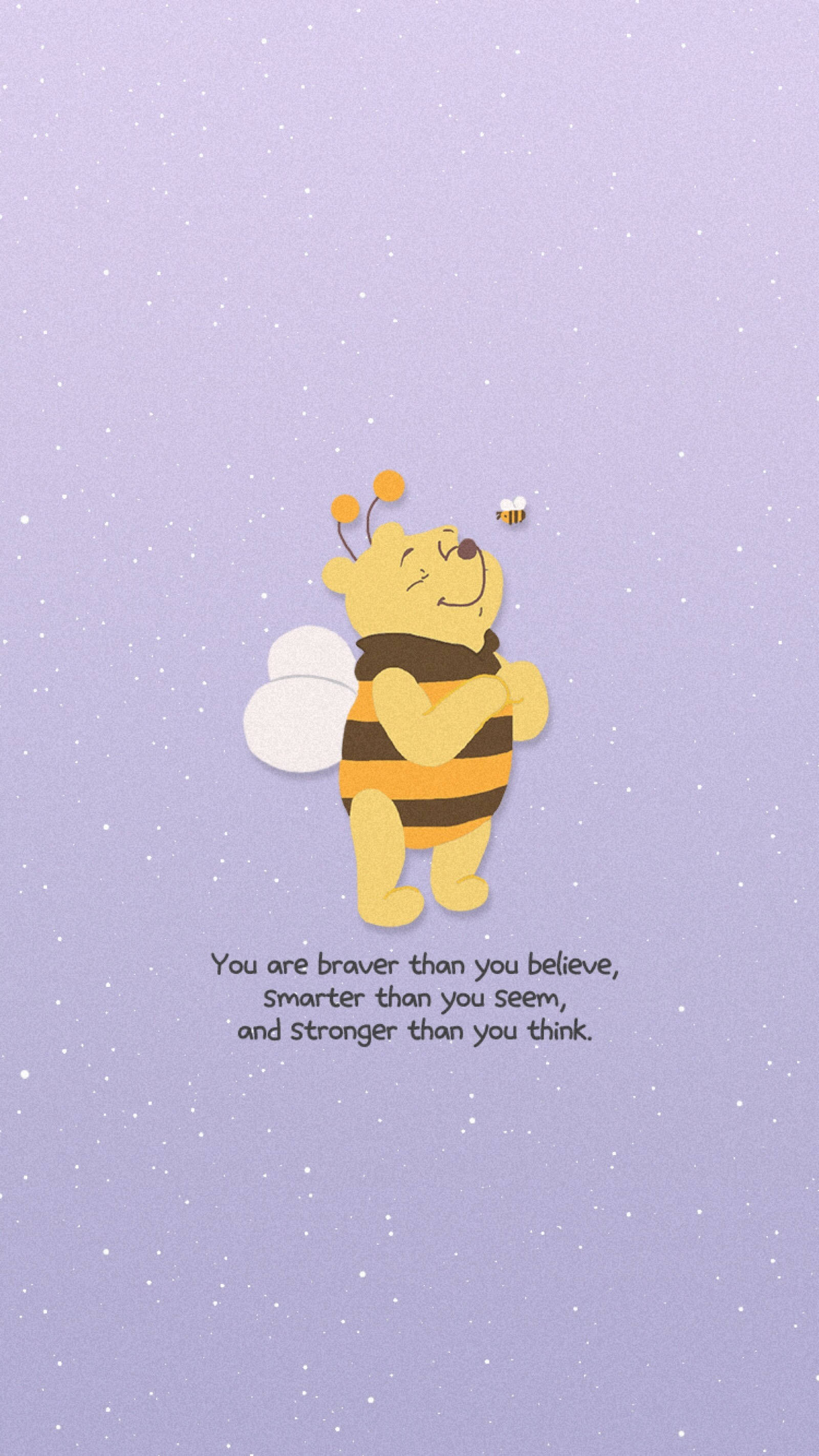 winnie the pooh 桌布 壁紙 — 一隻穿著蜜蜂服裝的快樂卡通熊在星光燦爛的薰衣草背景下微笑，並附有鼓舞人心的名言。