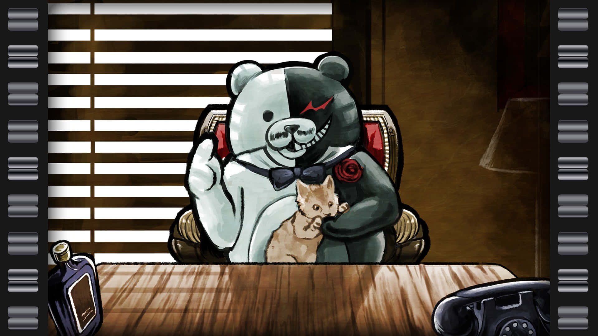 Danganronpa 2 Goodbye Despair 桌布 壁紙 — 一隻穿著西裝、臉部分裂的卡通熊坐在椅子上，抱著一隻小貓，在一個光線昏暗、有百葉窗和膠片邊框的房間裡比出和平手勢。