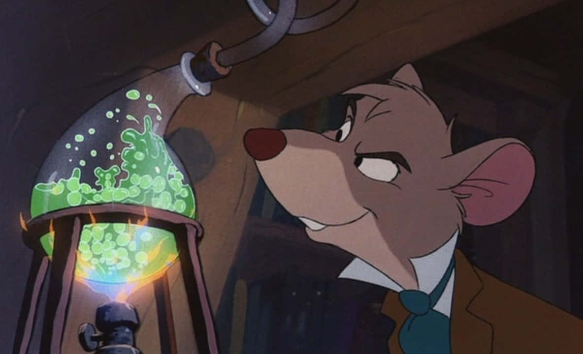 The Great Mouse Detective 桌布 壁紙 — 一隻穿著西裝的卡通老鼠看著一個被火焰加熱的玻璃燒瓶中的綠色冒泡液體。