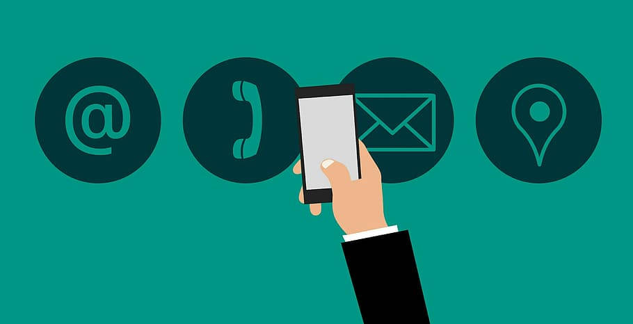 Email 桌布 壁紙 — 一隻穿著西裝的手拿著智慧型手機，周圍漂浮著聯絡人圖示，背景為青綠色。