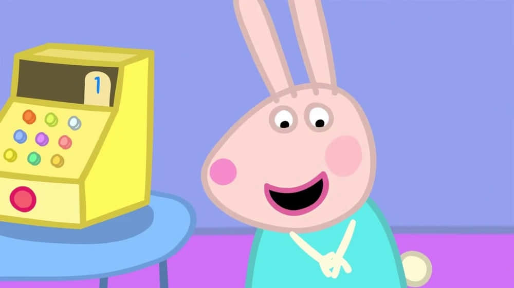 Rebecca Rabbit 桌布 壁紙 — 一隻穿著青綠色襯衫的開心卡通兔子，在藍色桌上一個黃色玩具收銀機旁邊微笑。