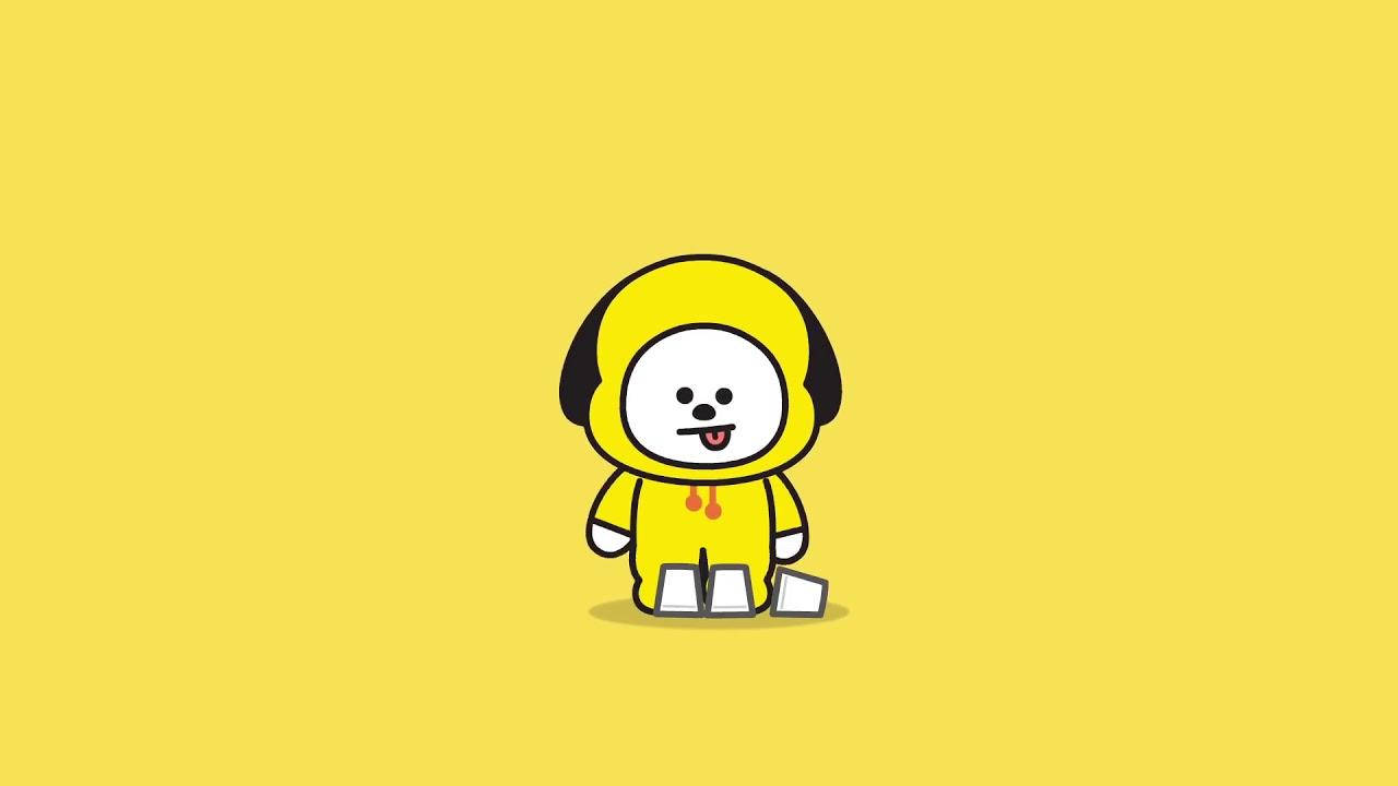 Chimmy 桌布 壁紙 — 一隻穿著黃色連帽衫的快樂卡通狗，開心地坐在純黃色背景前。