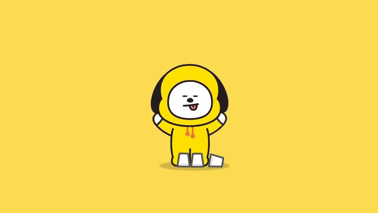 Chimmy 桌布 壁紙 — 一隻穿著黃色連帽衫的開心卡通狗，在純黃色背景前快樂地站立。