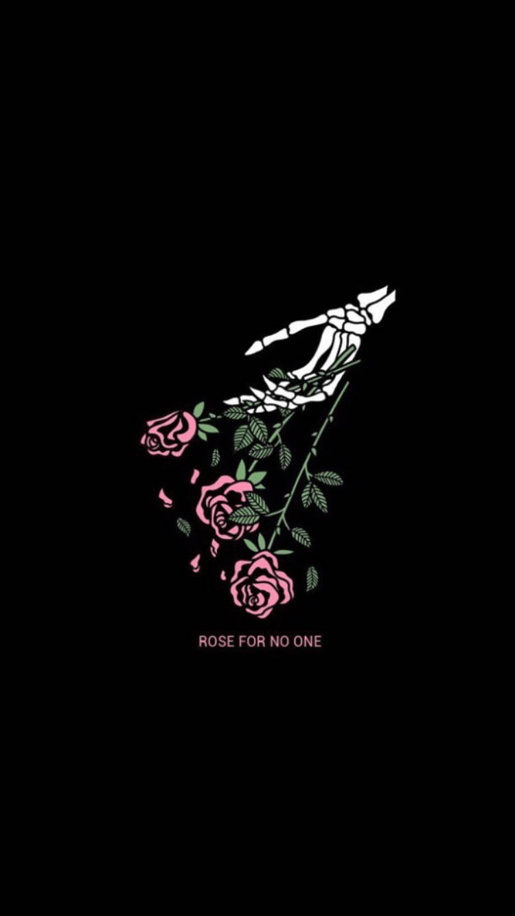 black aesthetic rose 桌布 壁紙 — 一隻突出的白色骷髏手在黑色背景上，輕輕握著一枝帶有綠葉和飄落花瓣的粉紅玫瑰。