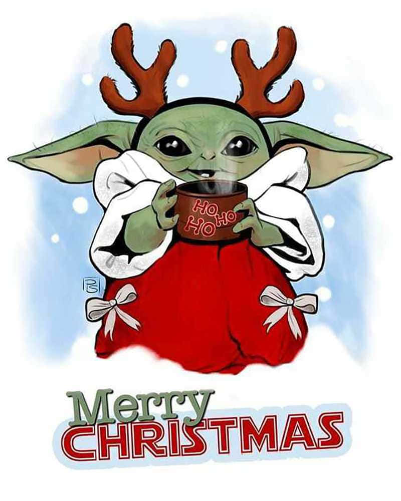 Baby Yoda Christmas 桌布 壁紙 — 一隻節日綠色嬰兒尤達戴著馴鹿角，拿著一個冒著蒸氣的杯子，上面寫著ho ho ho，背景是雪白的藍色。