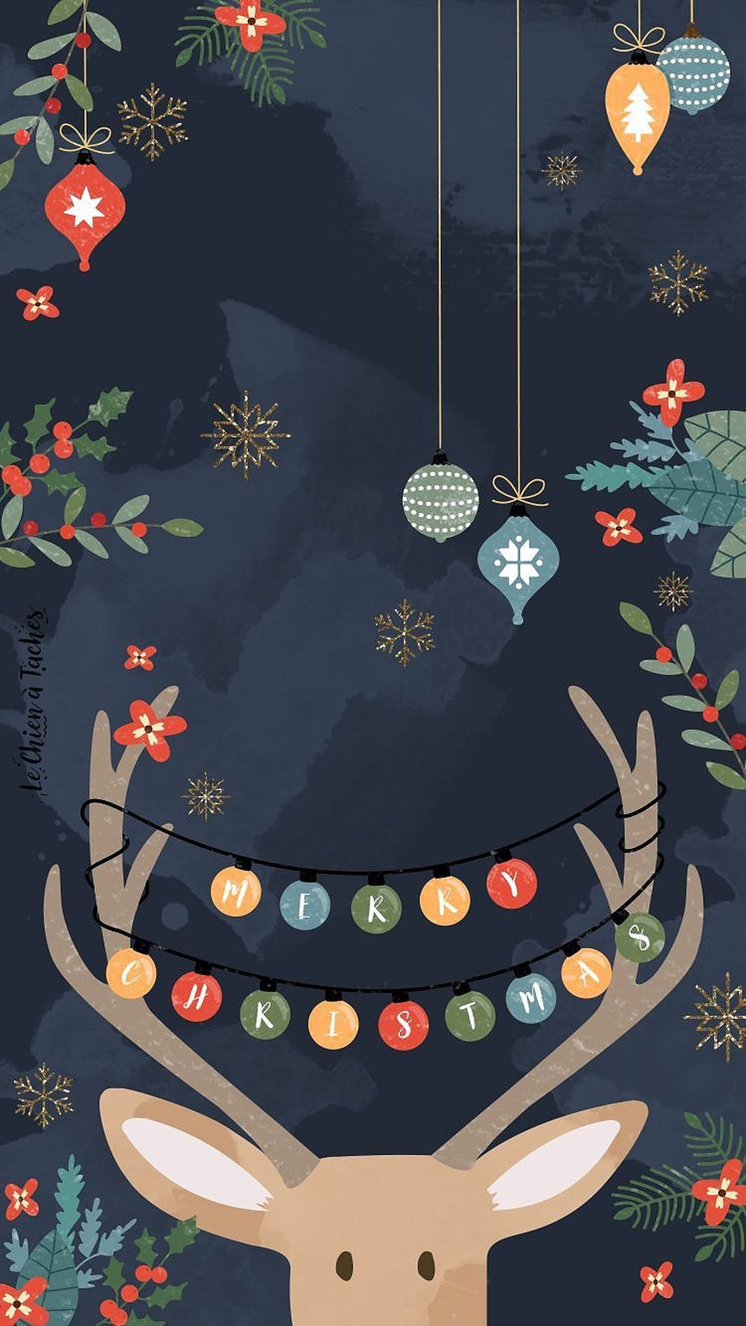 可愛聖誕節 桌布 壁紙 — 一隻節日鹿，鹿角上裝飾著色彩繽紛的「MERRY CHRISTMAS」燈飾和懸掛的飾物，背景是深藍色的夜空，飄著雪花和冬青。