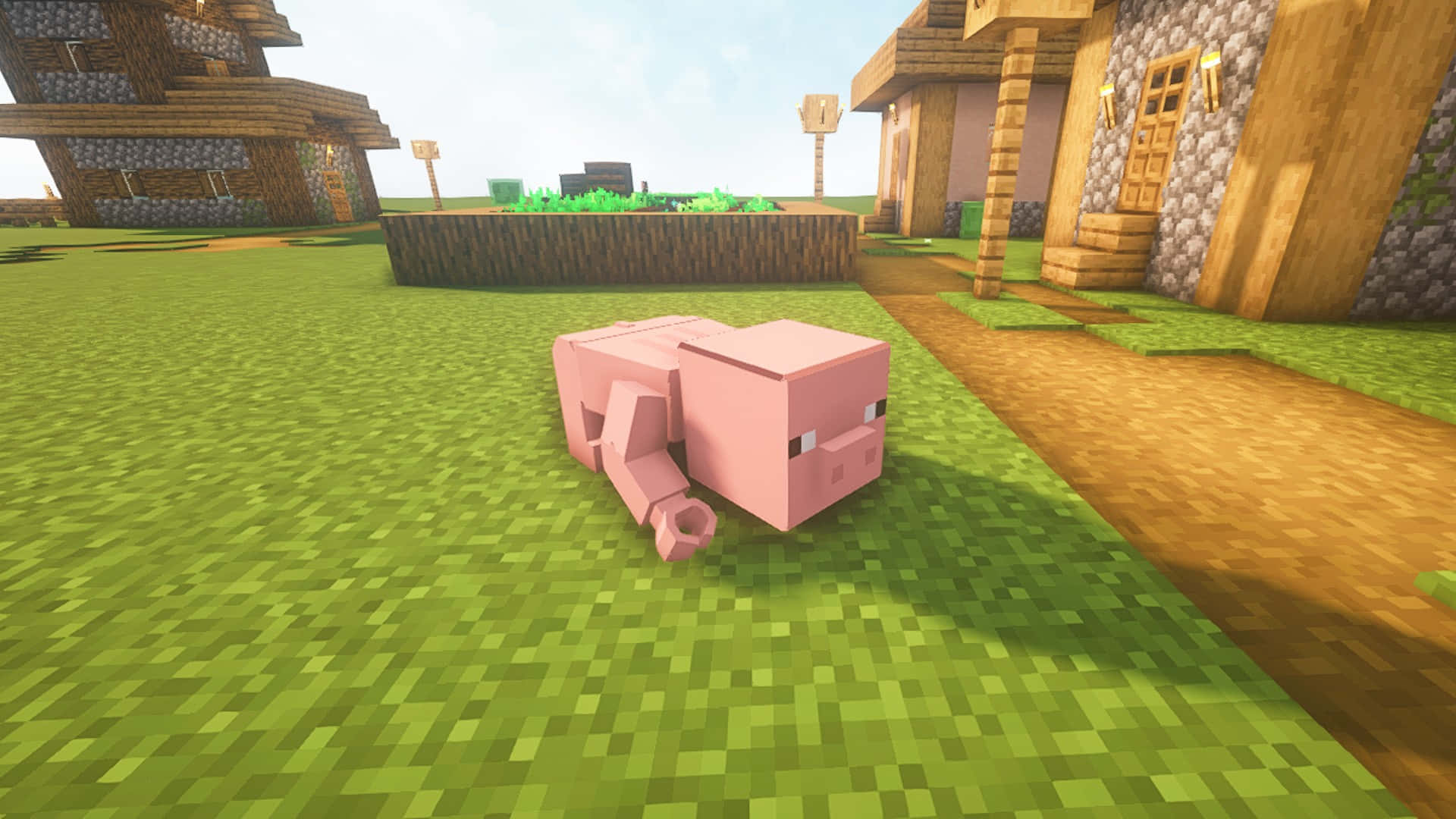 Minecraft Mods 桌布 壁紙 — 一隻粉紅色像素豬躺在綠色草地上，旁邊是木製Minecraft房屋，天空明亮。