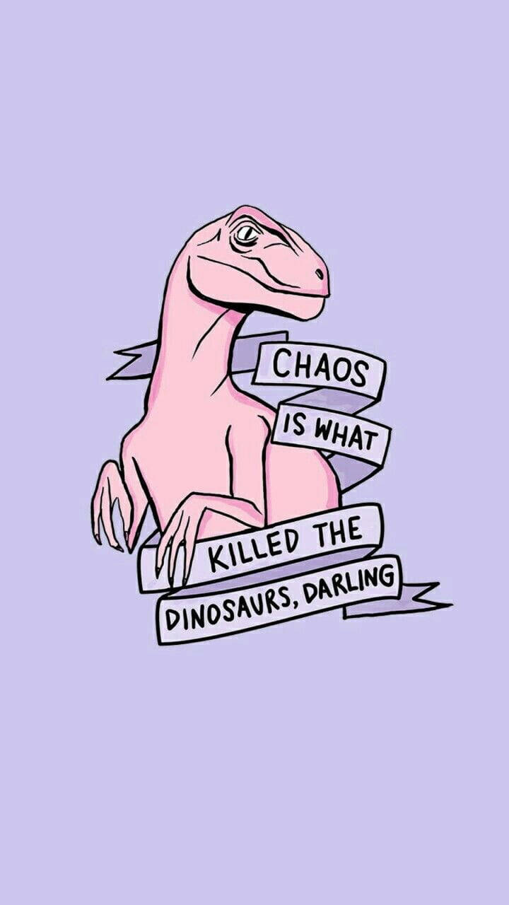  壁紙 — 一隻粉紅色卡通恐龍在薰衣草背景上舉著寫有「CHAOS IS WHAT KILLED THE DINOSAURS DARLING」的橫幅。