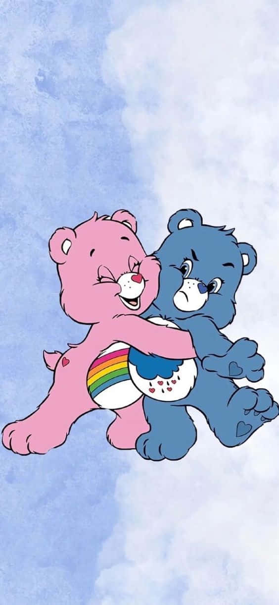 彩虹熊 桌布 壁紙 — 一隻粉紅色和藍色的 Care Bear 在柔軟的藍天白雲中互相擁抱。