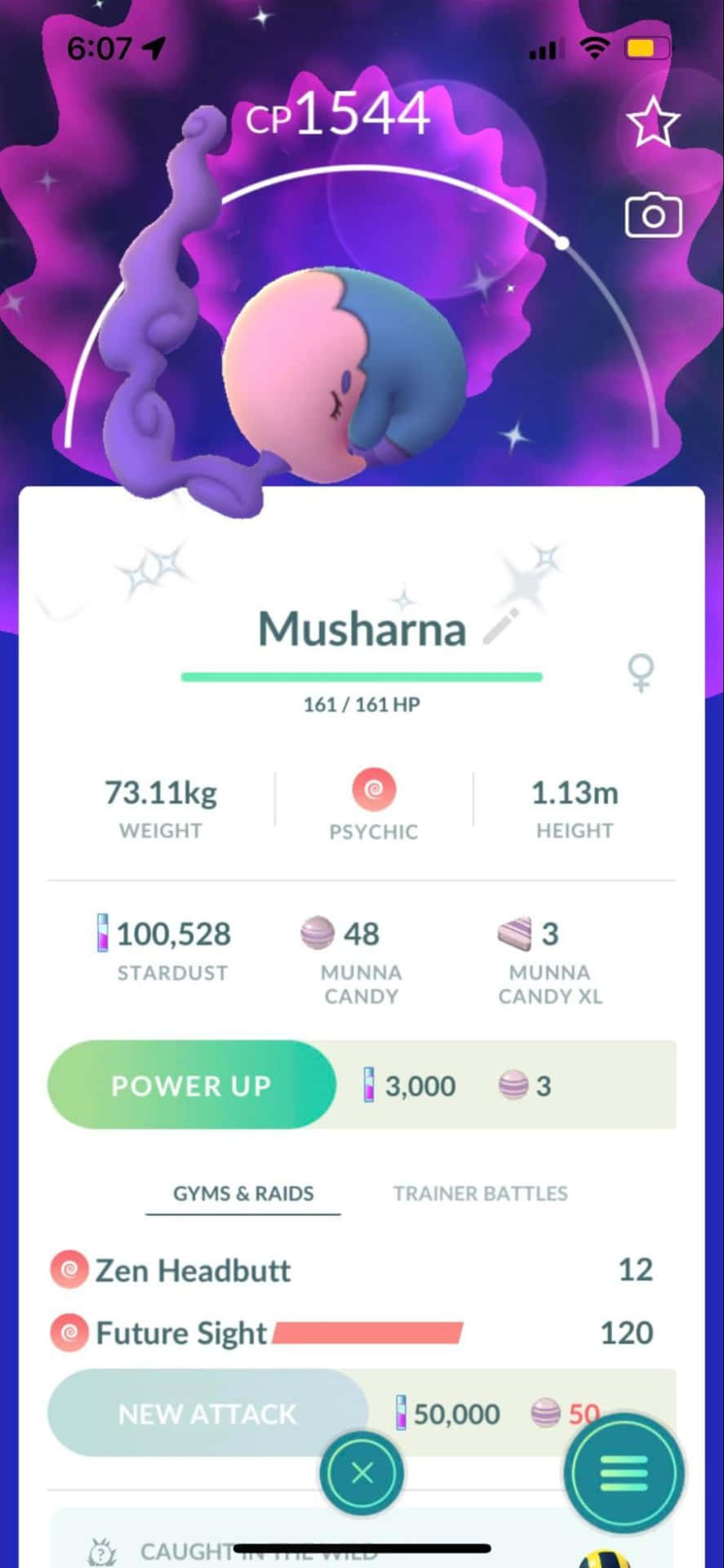 電玩遊戲 桌布 壁紙 — 一隻粉紅色和藍色的 Musharna 寶可夢在旋轉的紫色宇宙背景的寶可夢圖鑑介面中平靜地睡著。