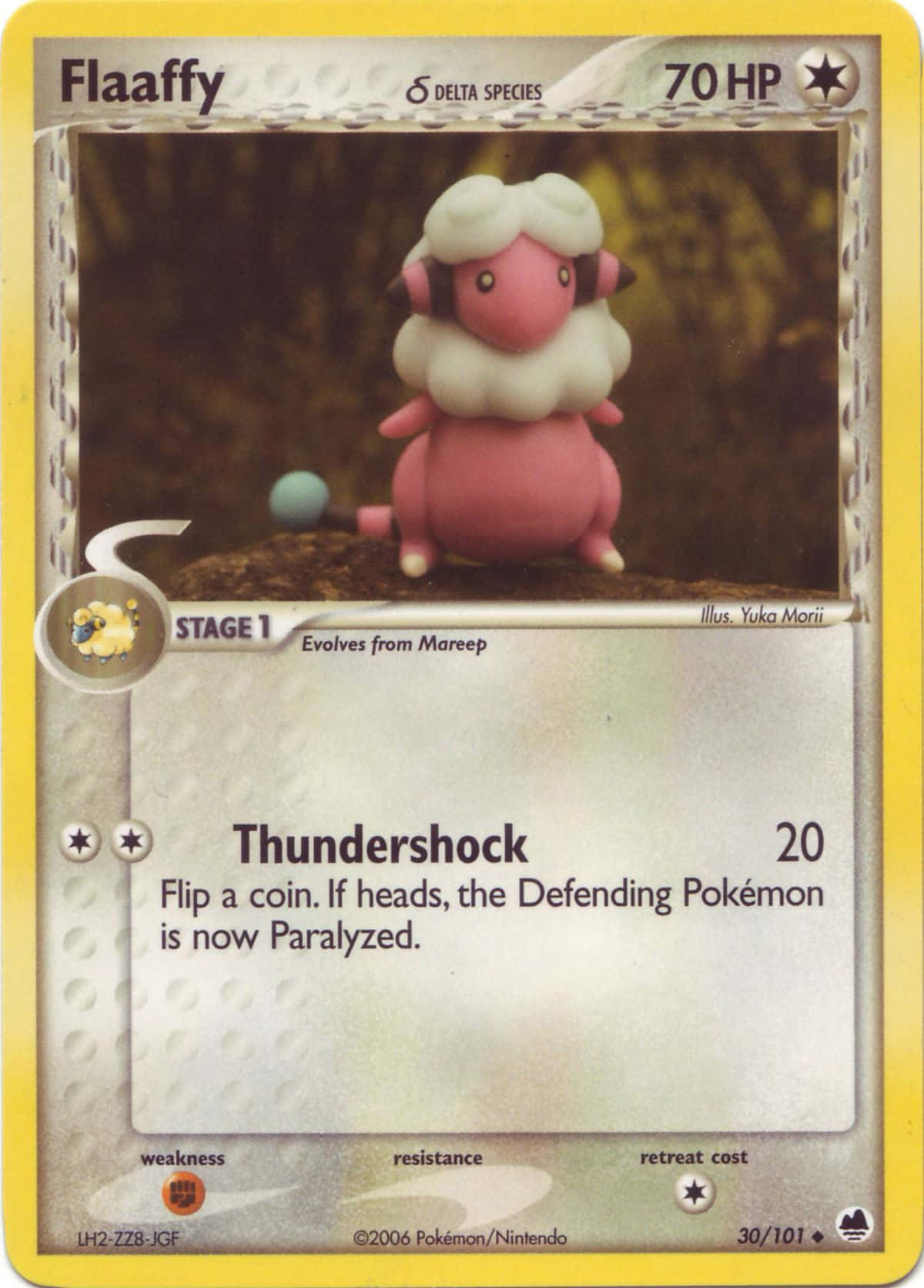 寶可夢 桌布 壁紙 — 一隻粉紅色毛茸茸的Flaafty Pokémon，帶有白色羊毛簇，坐在森林環境中泥土上，旁邊有一個藍色球體。