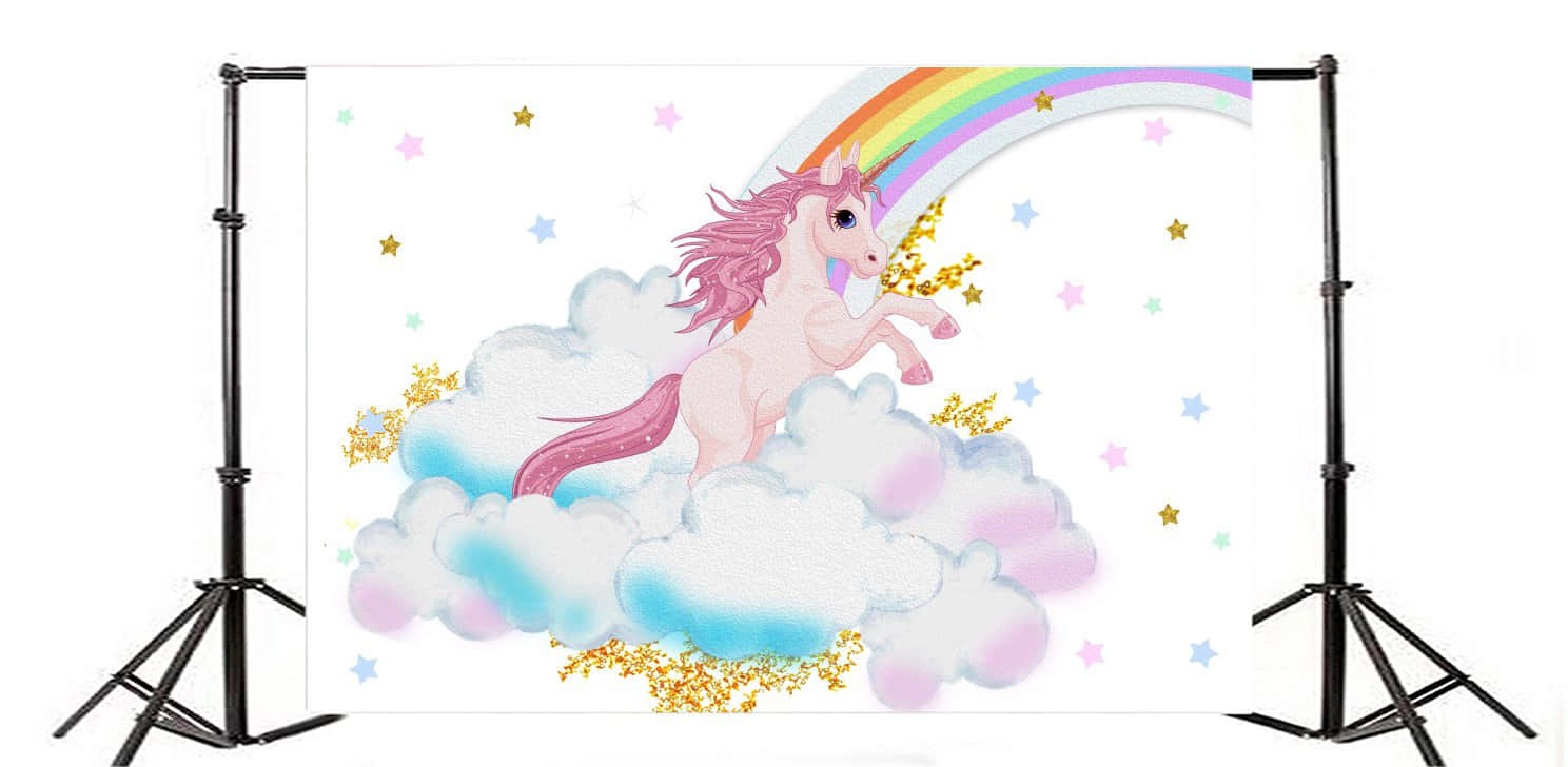 Unicorn Rainbow 桌布 壁紙 — 一隻粉紅色獨角獸閃爍鬃毛在蓬鬆雲朵上跳躍，下方是鮮豔彩虹，背景滿佈星星。