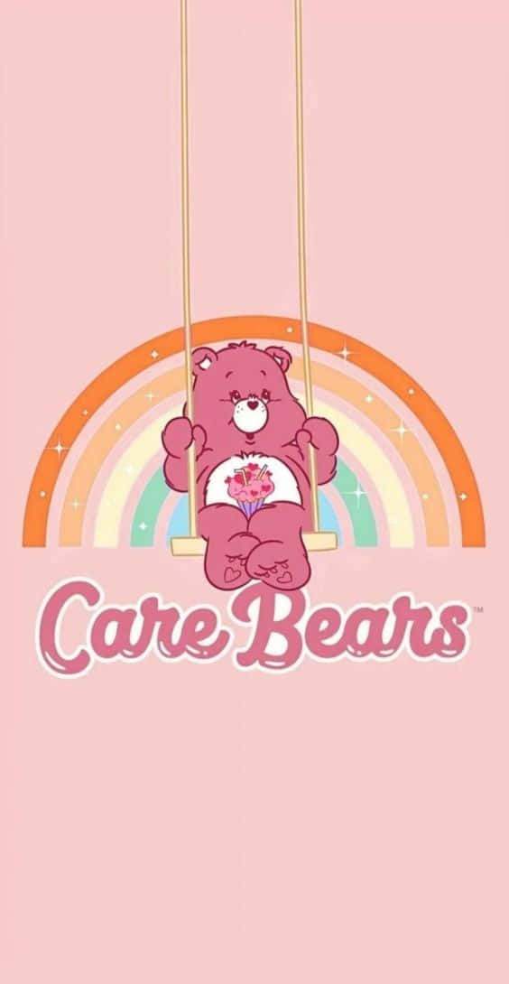 桌布 壁紙 — 一隻粉紅色的Care Bear在色彩繽紛的彩虹下輕輕搖擺，背景是柔和的粉紅色。