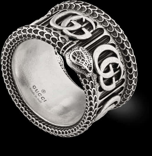 Ring 桌布 壁紙 — 一隻精緻的銀色Gucci戒指，飾有纏繞的蛇和交織的GG標誌，背景為黑色。