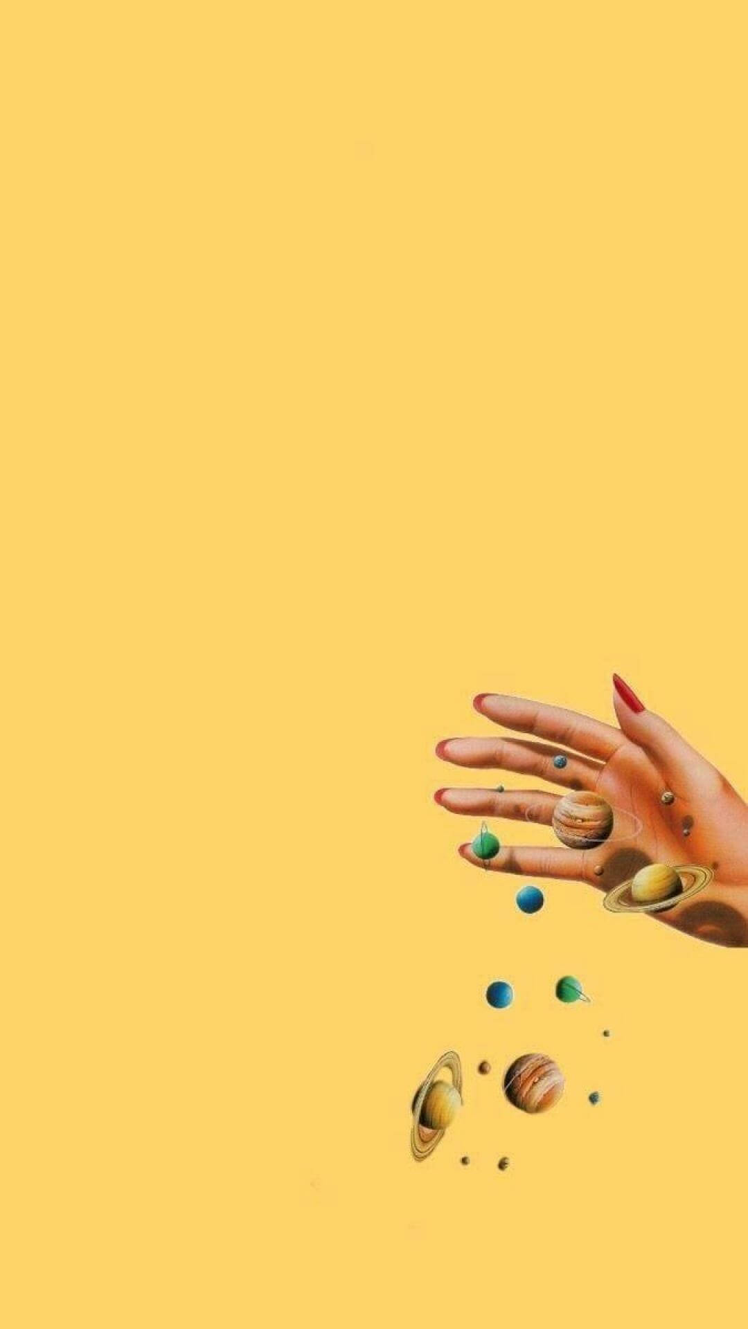 Cute Yellow Aesthetic 桌布 壁紙 — 一隻紅指甲的手在純黃色背景上輕輕握住並釋放微型行星。