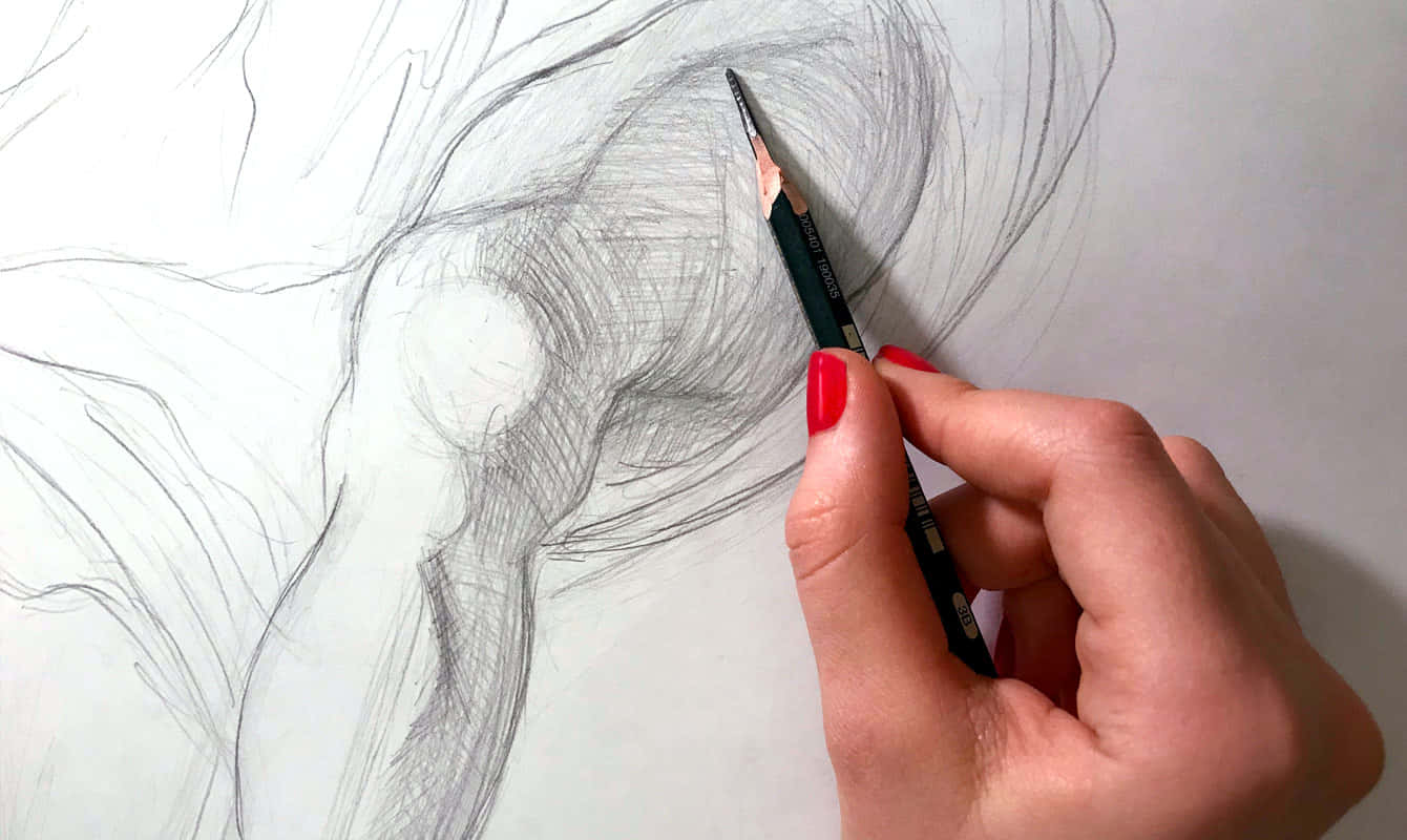 pencil 桌布 壁紙 — 一隻紅指甲的手正在用炭筆在白紙上勾勒出一個動態的人體輪廓。