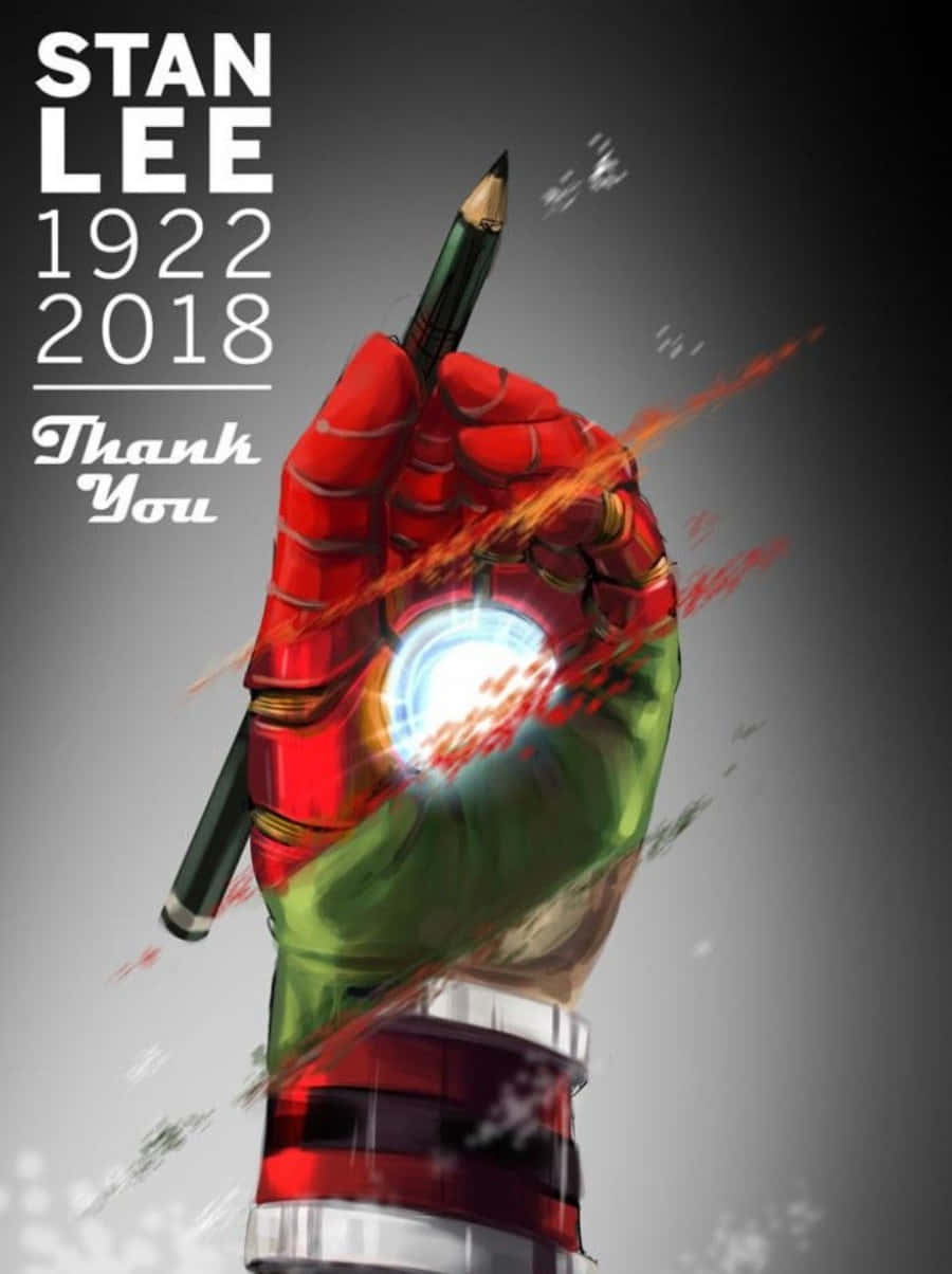 Stan Lee Tribute 桌布 壁紙 — 一隻紅綠色的裝甲手緊握鉛筆，能量從其發光的掌心迸發，背景為灰色。