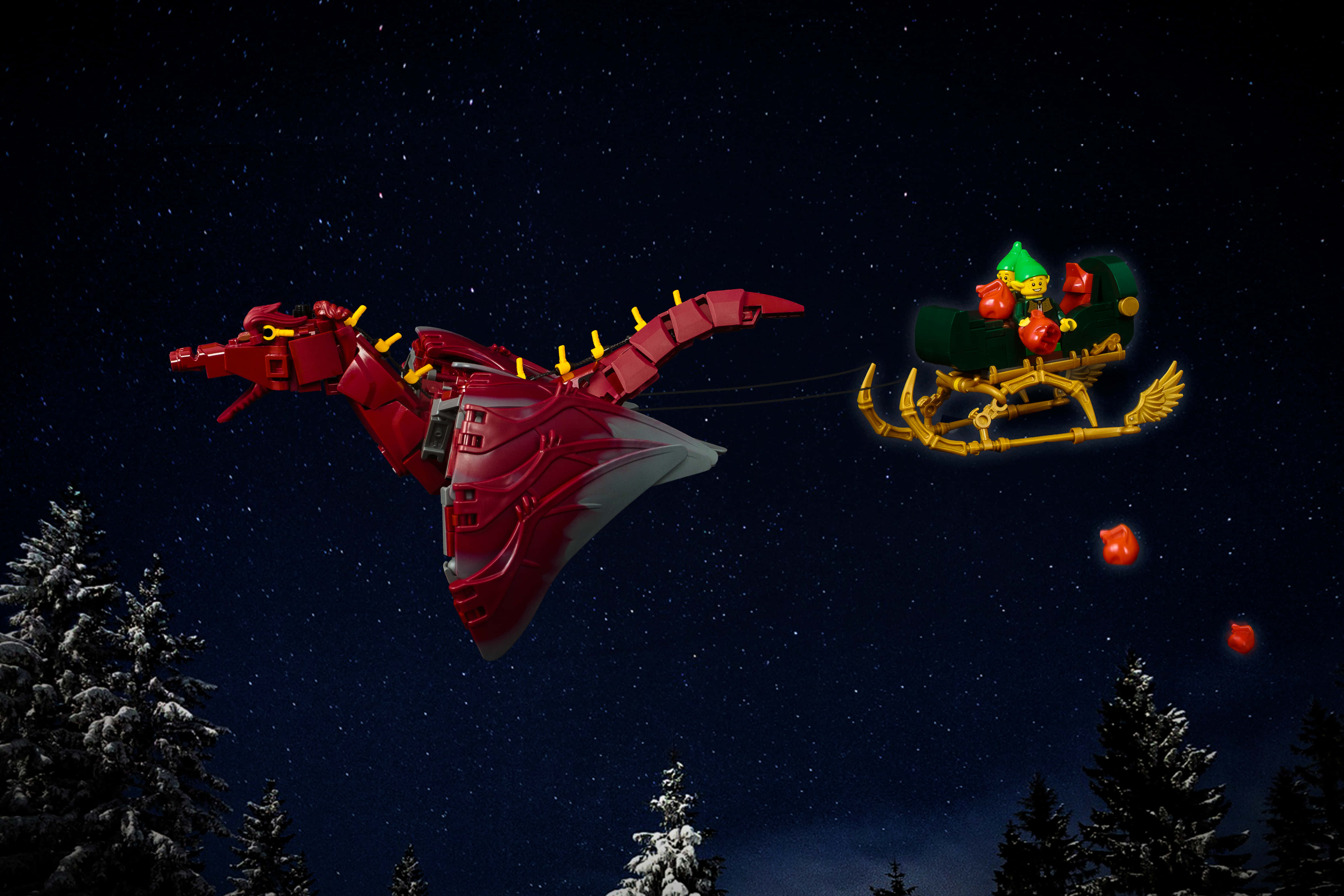Christmas Elves 桌布 壁紙 — 一隻紅色LEGO龍飛過繁星點點的夜空，拉著一架載有LEGO精靈的雪橇，飛越白雪覆蓋的松樹。