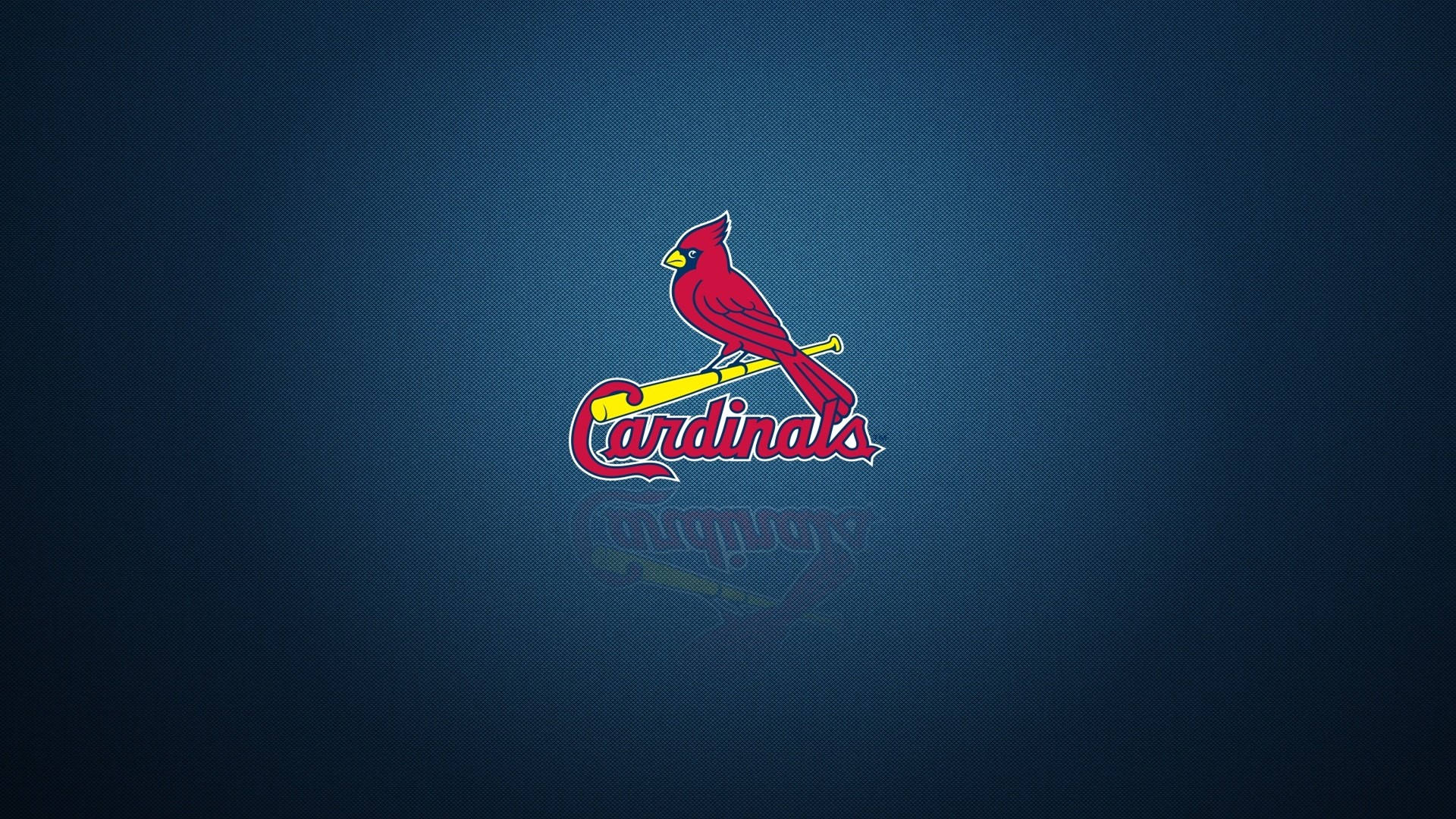 Cardinals 桌布 壁紙 — 一隻紅色主紅雀棲息在黃色棒球棒上，下方有 'Cardinals' 字樣，背景為帶紋理的藍色漸變，並有微妙的倒影。