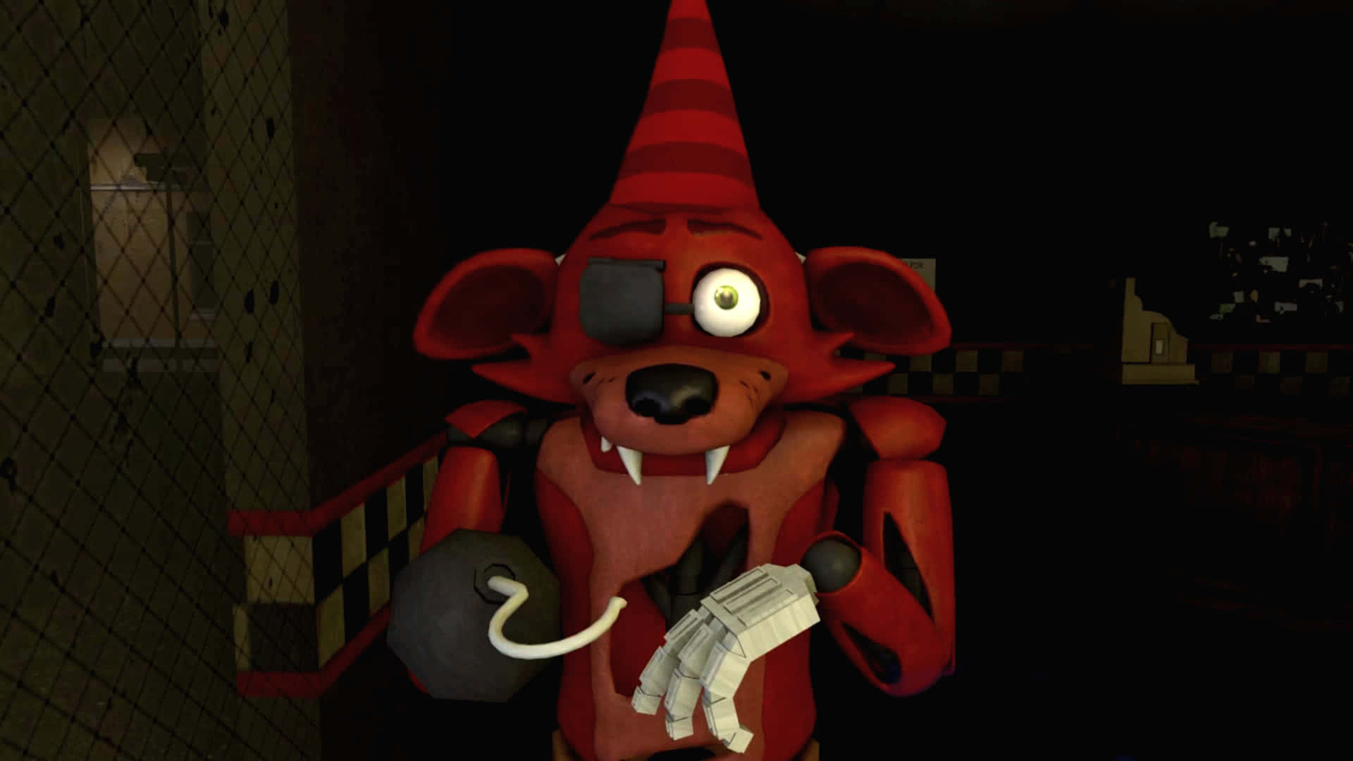 Foxy 桌布 壁紙 — 一隻紅色電子機械狐狸，單眼並帶有機械手臂，在黑暗的圍欄區域中威嚇地站立。