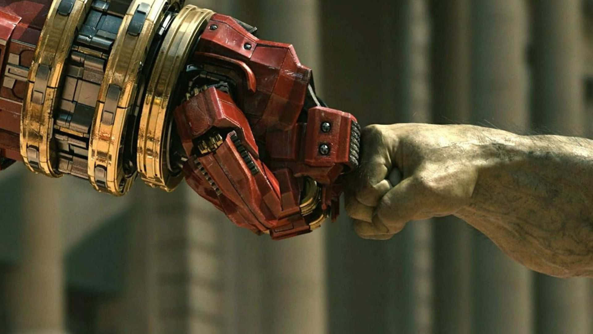 Iron Man Vs Hulk 桌布 壁紙 — 一隻紅金色裝甲機械手緊緊握住一隻綠色皮膚、肌肉發達的人類手，進行堅定的握手。