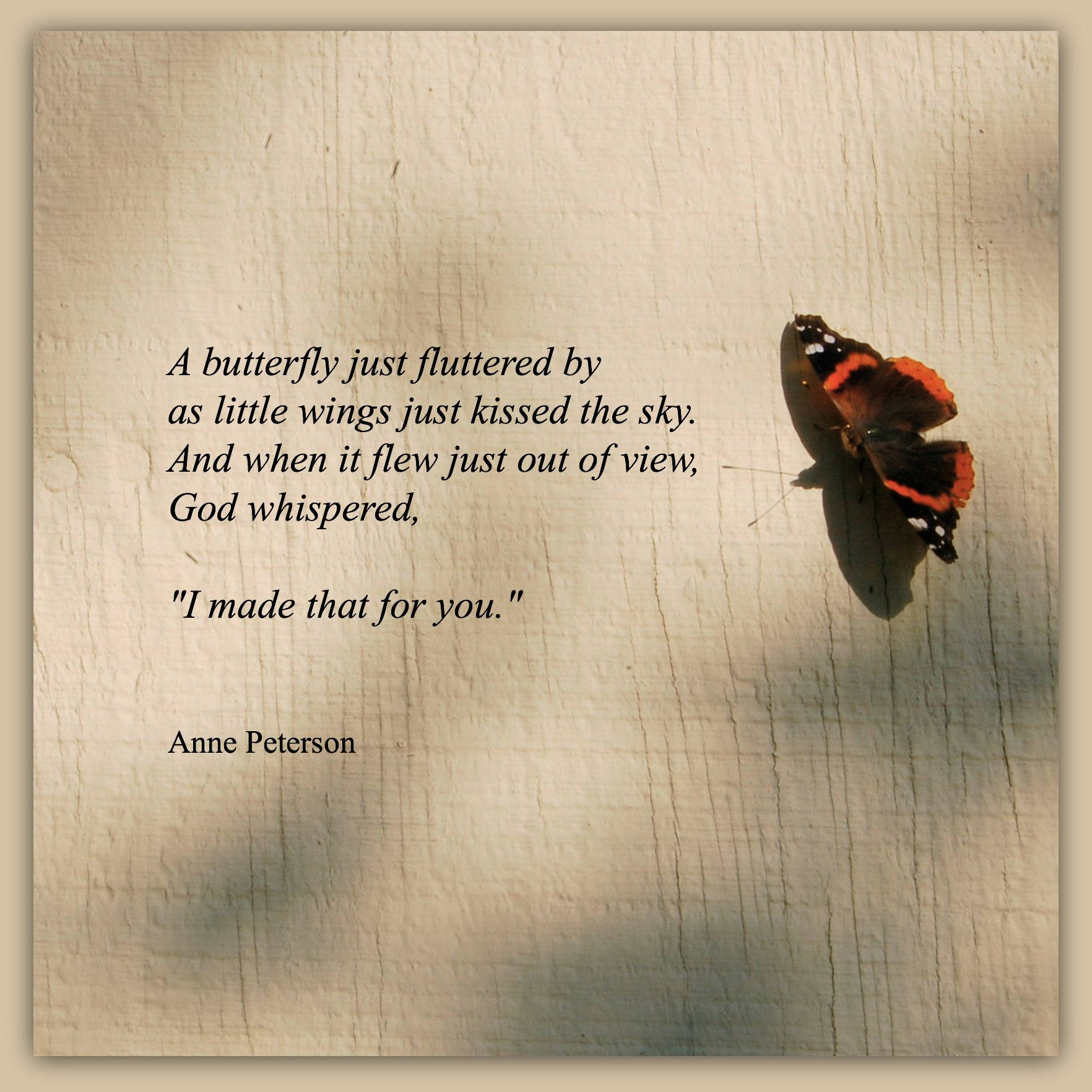 God Quotes 桌布 壁紙 — 一隻紅黑相間的蝴蝶棲息在風化的木頭上，旁邊是一句關於神聖創造的詩意名言。