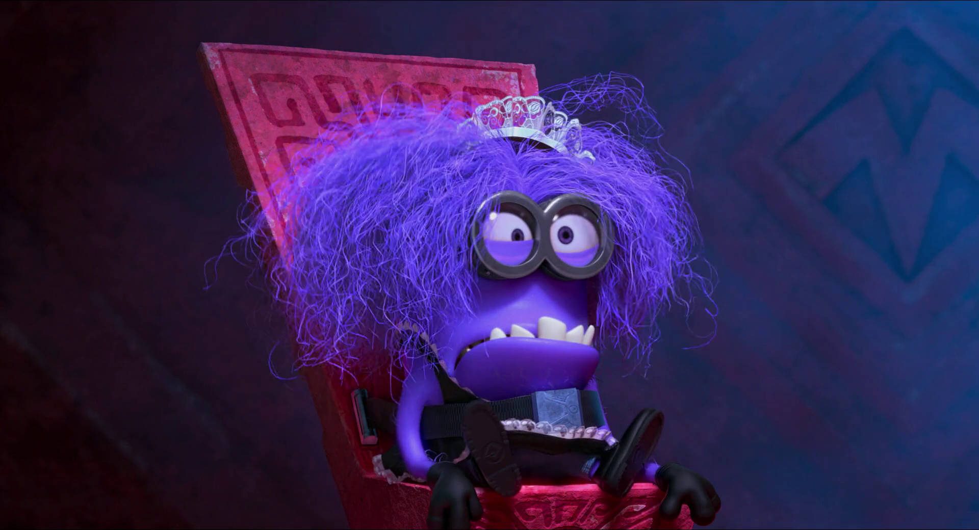 evil 桌布 壁紙 — 一隻紫色Minion，頭髮凌亂，戴著皇冠，威嚴地坐在昏暗房間的紅色寶座上。