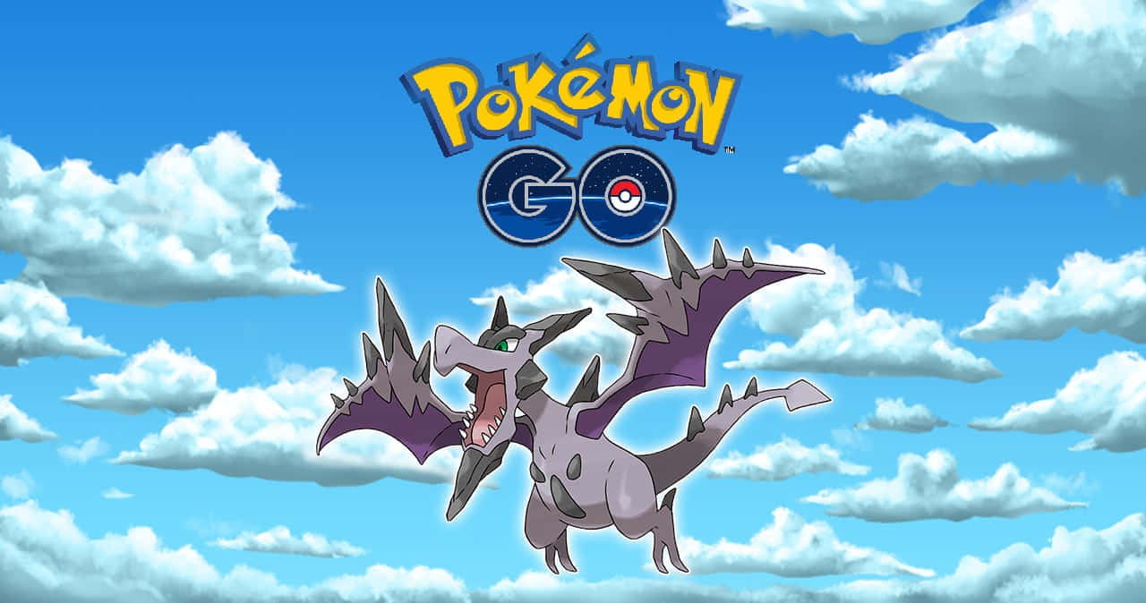 桌布 壁紙 — 一隻紫色和灰色的龍系寶可夢在Pokémon GO標誌下，翱翔於充滿蓬鬆白雲的明亮藍天中。