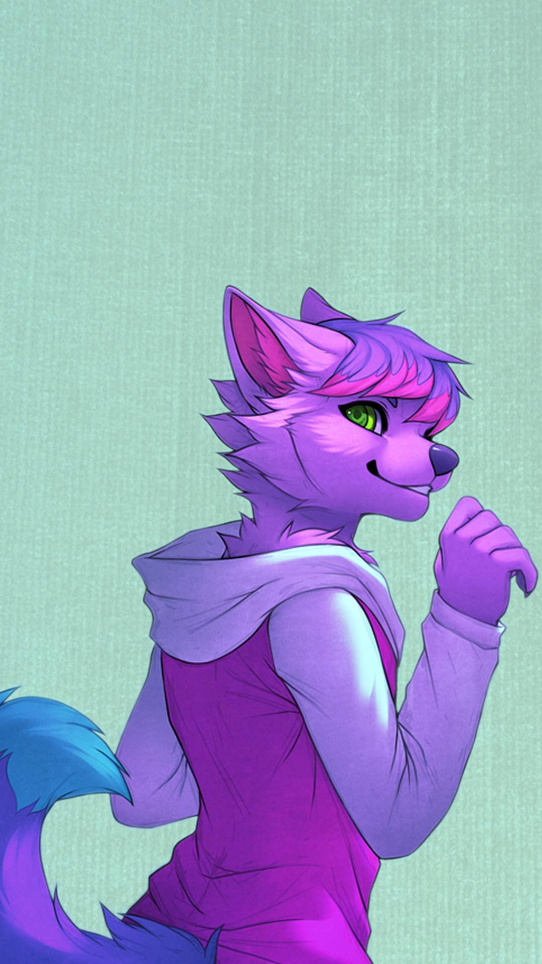 衝吧烈子 桌布 壁紙 — 一隻紫色擬人化狐狸，有綠色眼睛和藍色尖端尾巴，穿著連帽衫，在紋理青綠色背景前微笑。