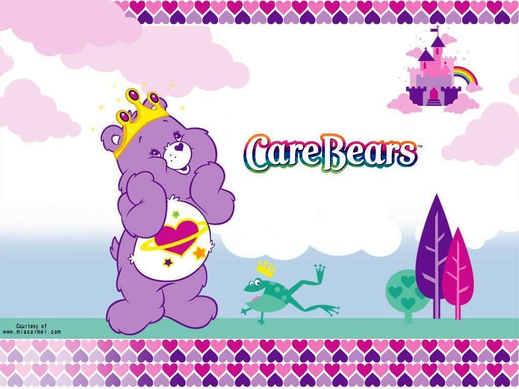 彩虹熊 桌布 壁紙 — 一隻紫色的Care Bear，帶有心形徽章和皇冠，站在一隻綠色青蛙旁邊，天空有粉紅色雲和城堡。