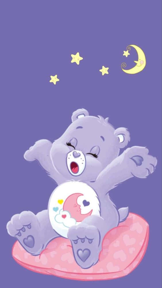 桌布 壁紙 — 一隻紫色的Care Bear在星空下，在一個有微笑新月的愛心圖案粉紅色枕頭上安詳地睡覺。