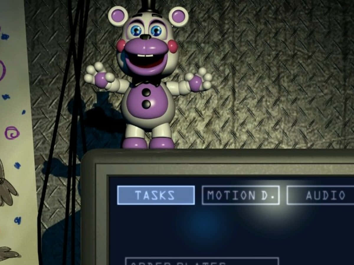 Five Nights At Freddys 桌布 壁紙 — 一隻紫色的電子機械熊，有大眼睛和蝴蝶結，站在一個顯示遊戲選單的顯示器上，背景是昏暗的金屬牆。