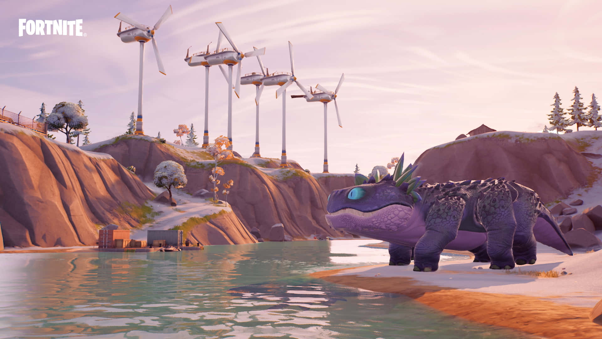 Fortnite Chapter 3 桌布 壁紙 — 一隻紫色龍站在平靜的湖邊，岩石懸崖上有風力渦輪機，天空呈現柔和的日落色彩。