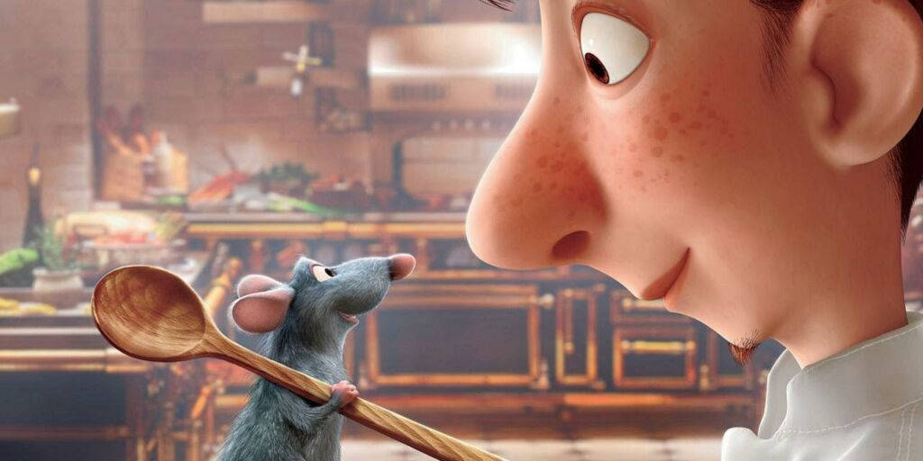 Ratatouille 桌布 壁紙 — 一隻細小的動畫老鼠拿著木匙，在溫暖照明的廚房裡仰望廚師。