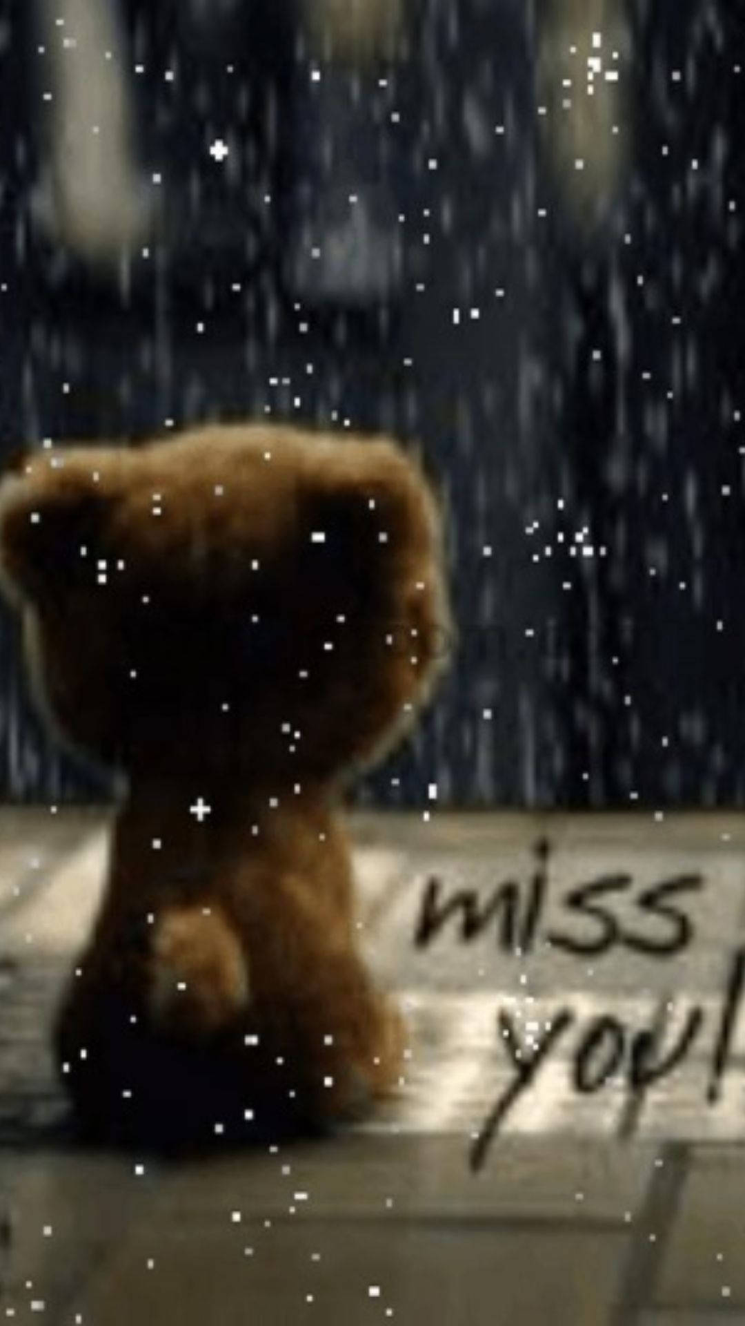 Cute Sad 桌布 壁紙 — 一隻細小的棕色泰迪熊獨自坐在濕漉漉的人行道上，凝視著窗戶上的雨滴，窗上有手寫的「想念你！」