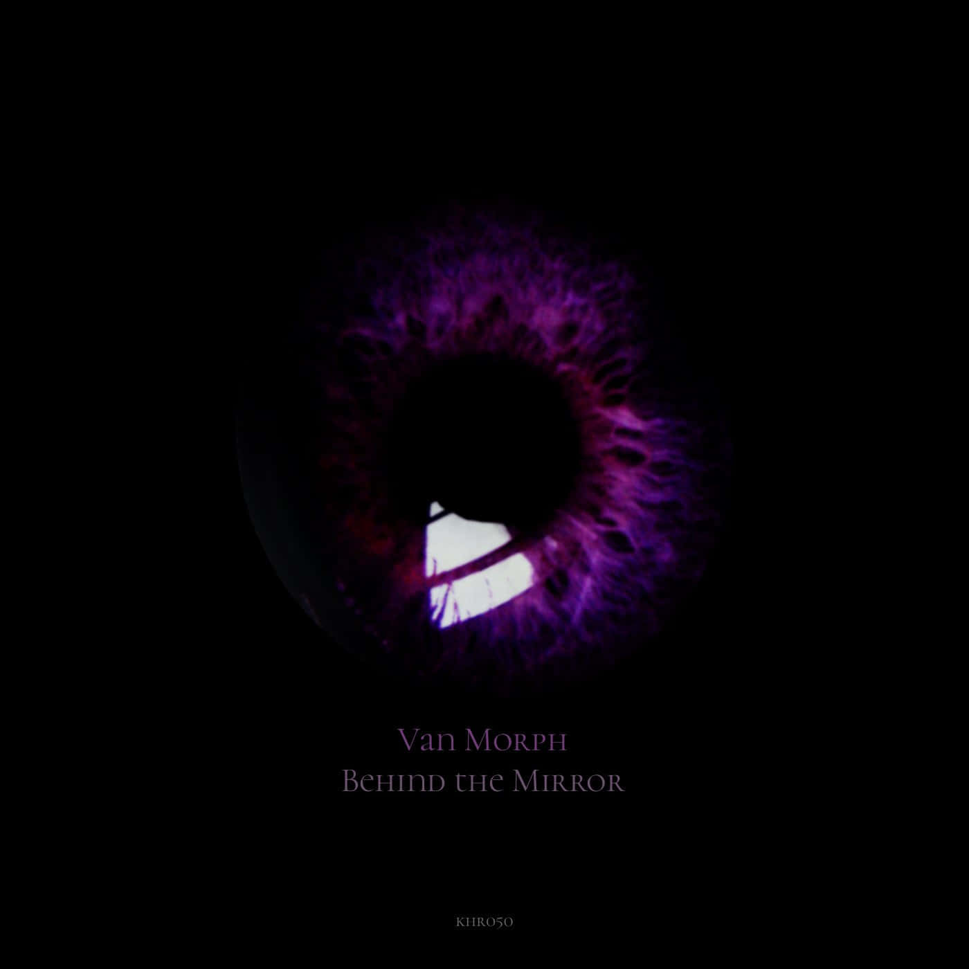 Album Cover 桌布 壁紙 — 一隻細節令人毛骨悚然的紫色眼睛，帶有發光的血管，從黑暗中回望，瞳孔內露出一個鋒利的白色牙齒笑容。