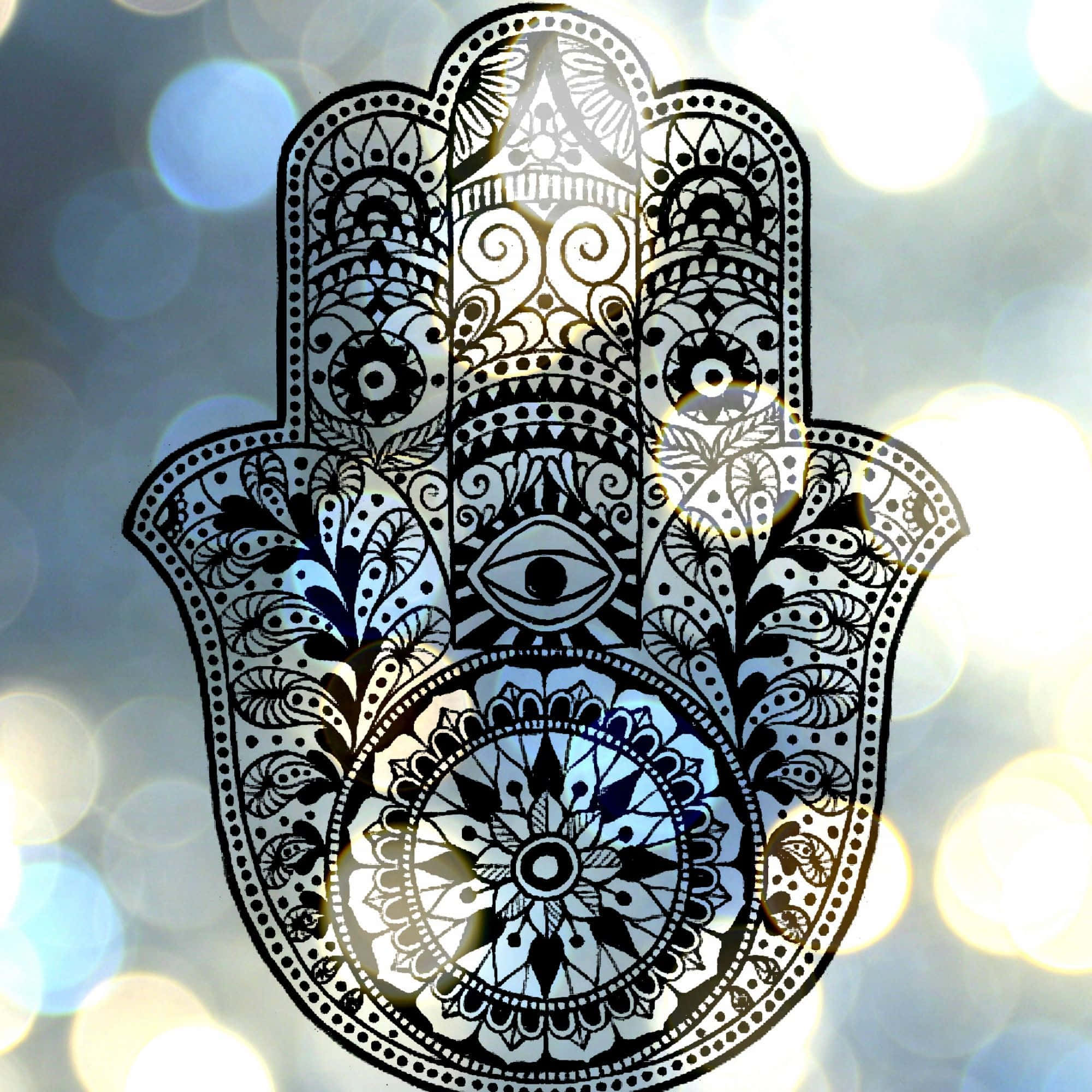 Hamsa 桌布 壁紙 — 一隻細節精緻的黑白漢姆薩手，中心有一隻眼睛，背景是藍色和金色燈光的柔和散景。