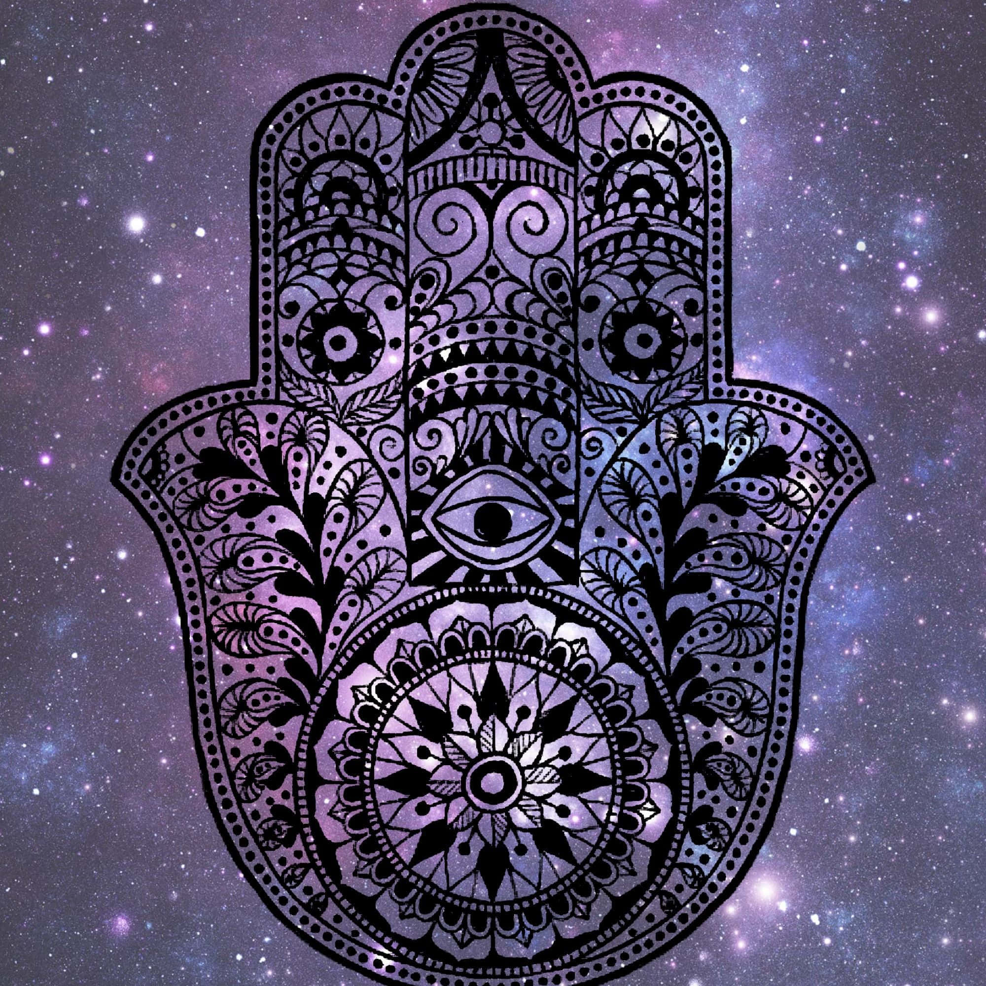 Hamsa 桌布 壁紙 — 一隻細節精緻的黑色漢莎手，中央有一隻眼睛，漂浮在充滿活力的紫色和藍色星空銀河背景上。