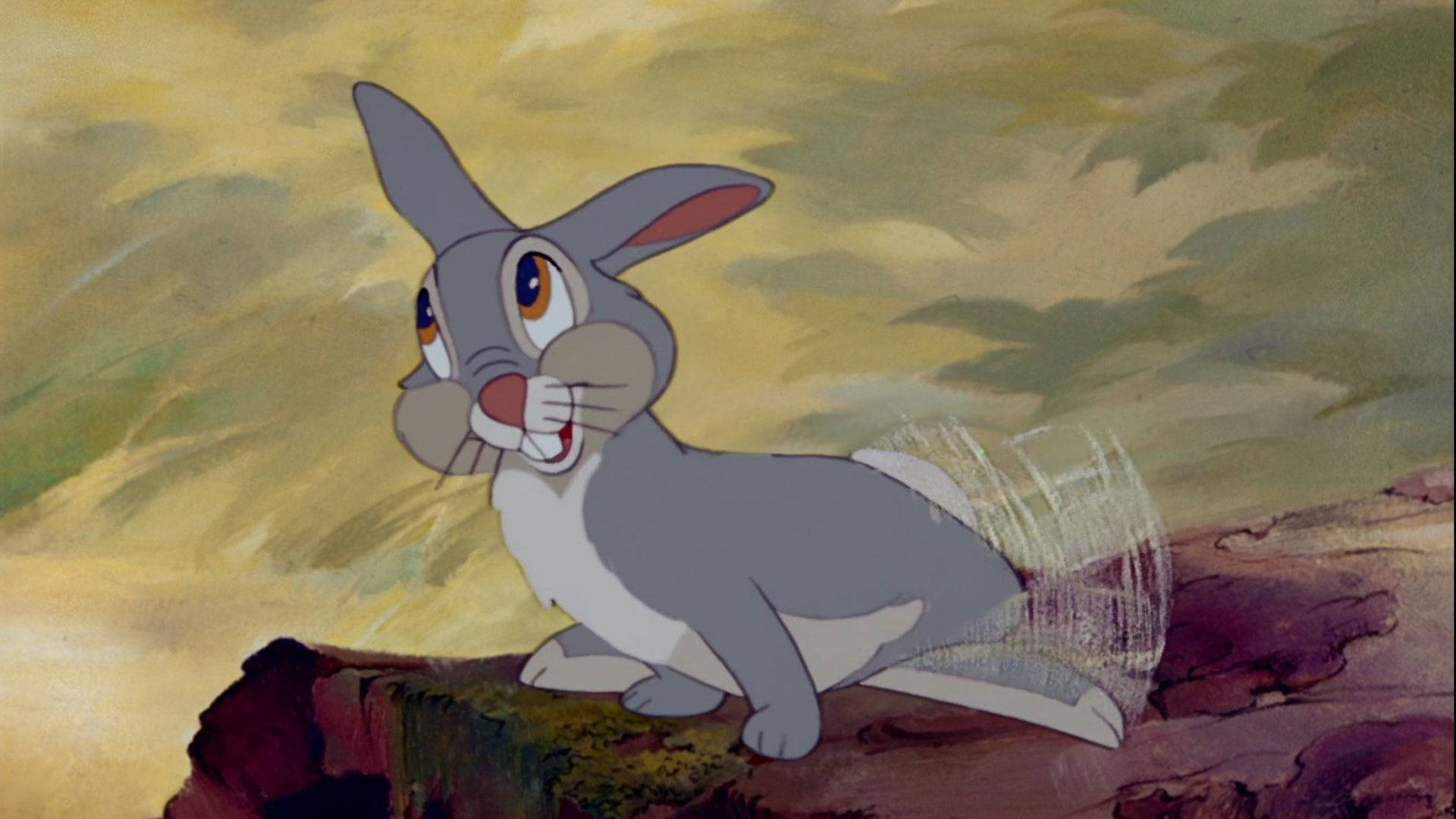Thumper 桌布 壁紙 — 一隻經典動畫兔子，睜大眼睛，表情驚訝，棲息在一塊長滿苔蘚的岩石上，背景是柔和的黃綠色天空。