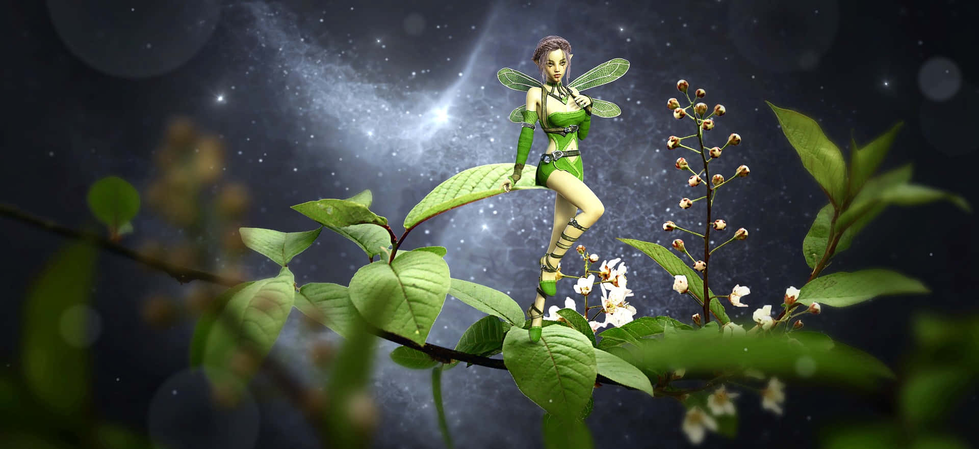 仙女 桌布 壁紙 — 一隻綠翼仙子優雅地棲息在樹葉茂密的樹枝上，背景是星光閃爍的宇宙夜空，附近有發光的花朵。
